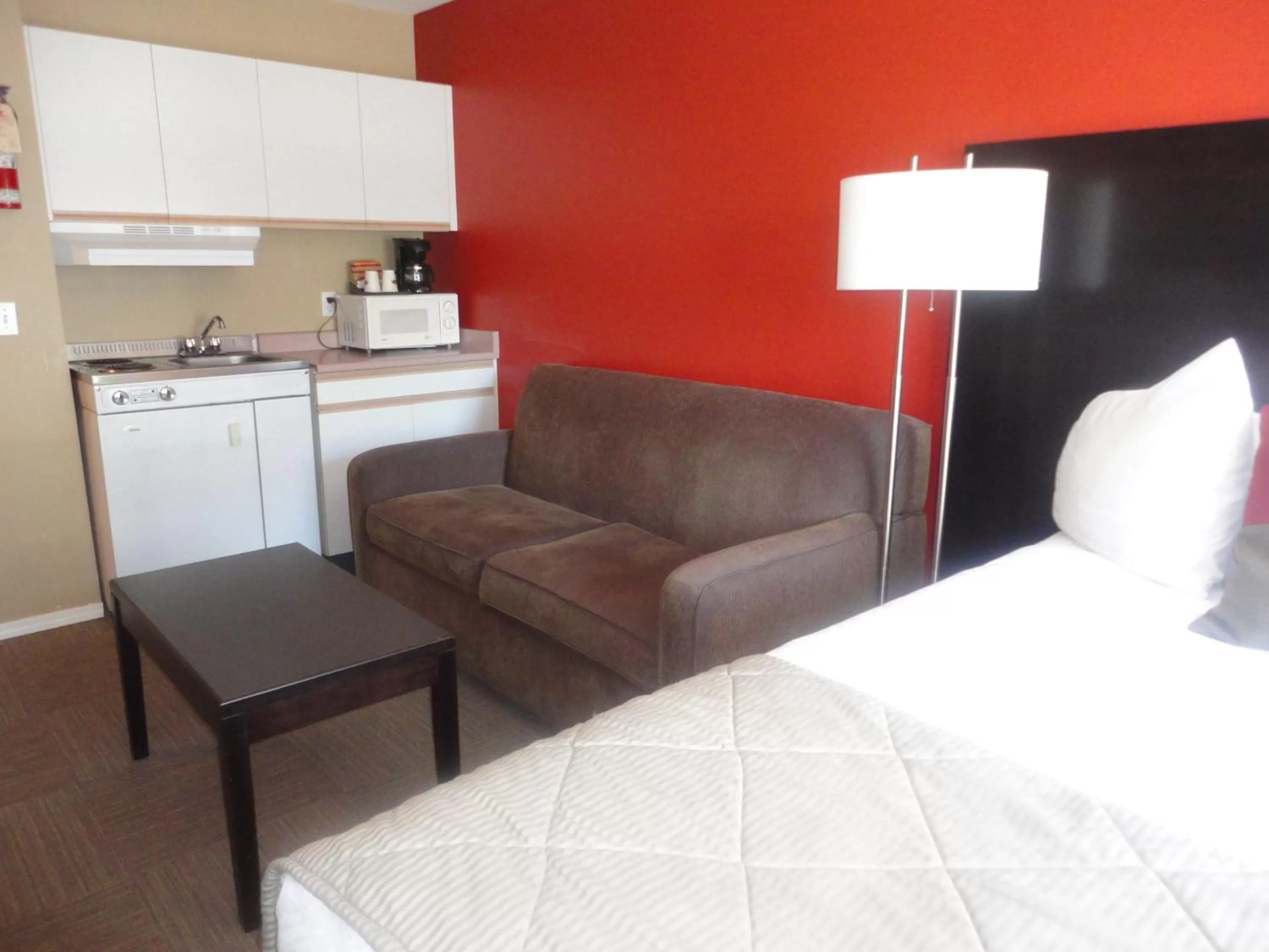 Deluxe King Studio- Non-Smoking in Super 8 by Wyndham West Kelowna BC