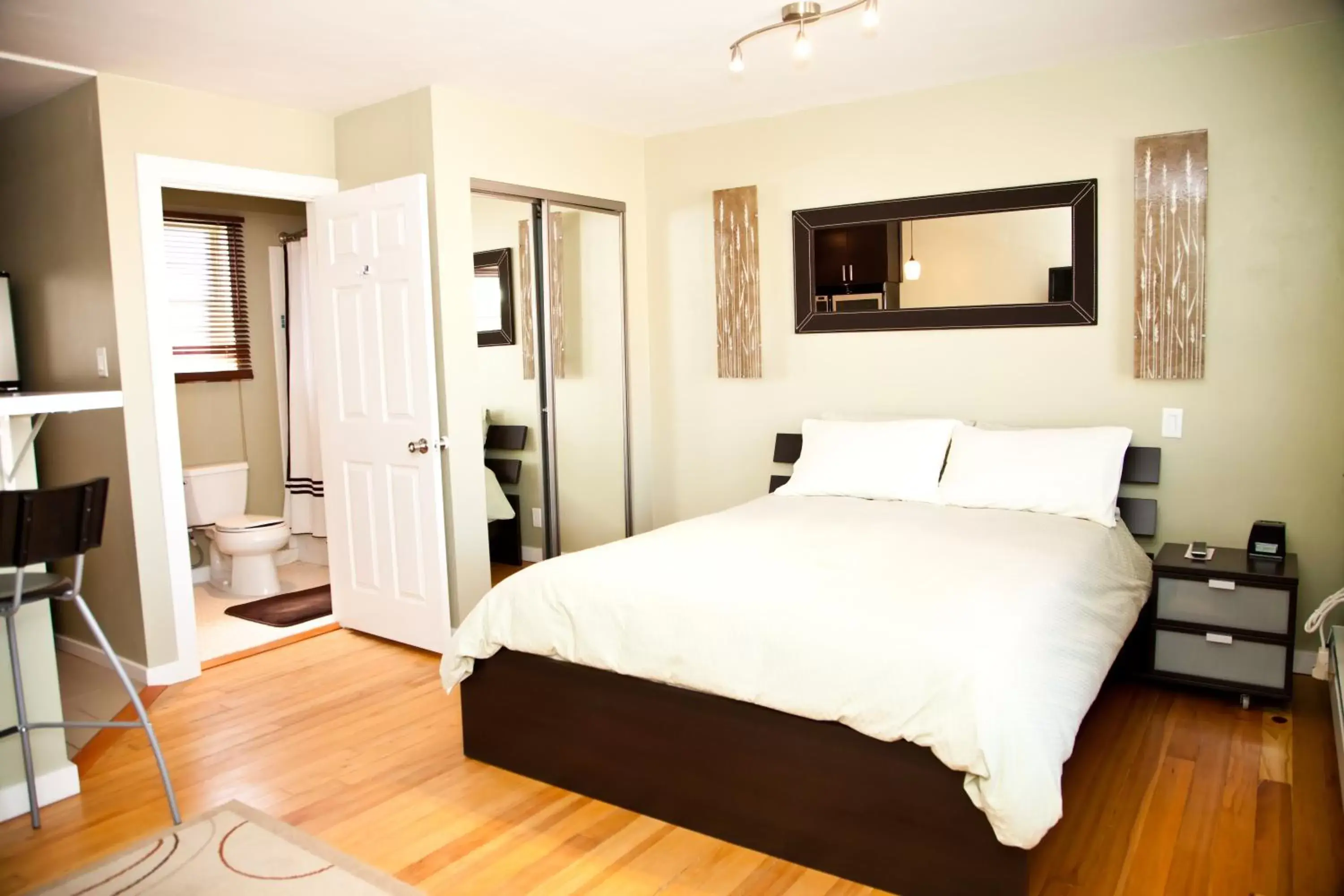 Queen Room with Kitchen - Pet Friendly in The Flagstone Boutique Inn & Suites Queen Room with Kitchen - Pet Friendly in The Flagstone Boutique Inn & Suites