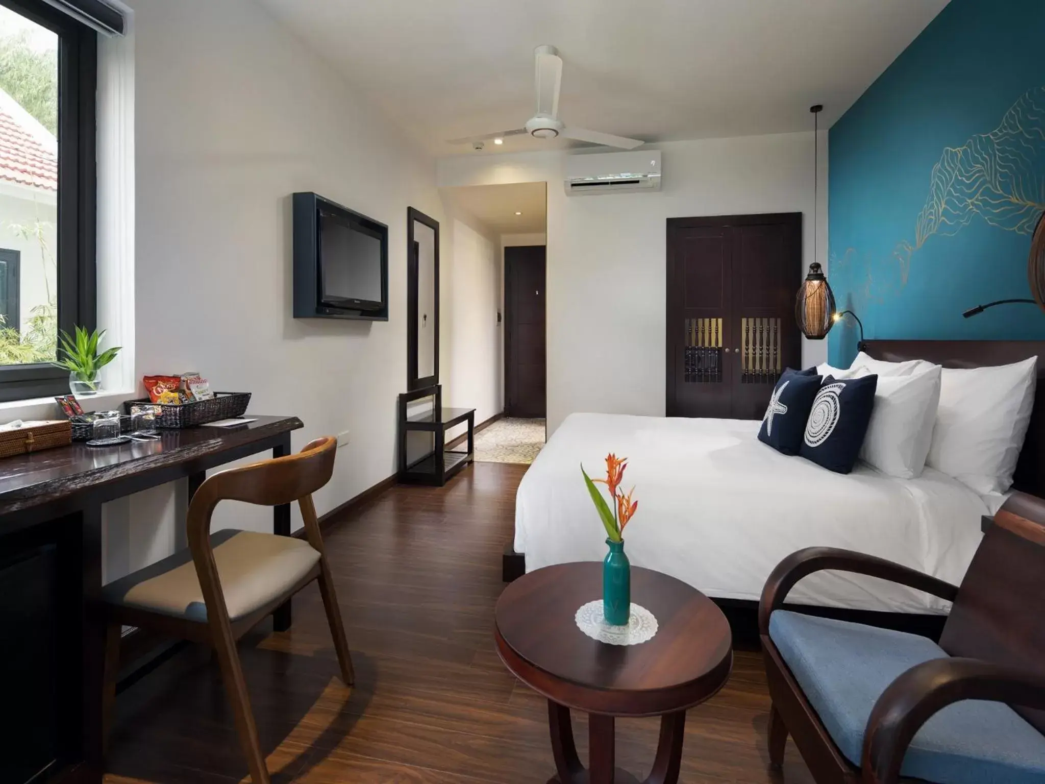 Deluxe Double Room with Balcony in The Blue Alcove Hotel Deluxe Double Room with Balcony in The Blue Alcove Hotel