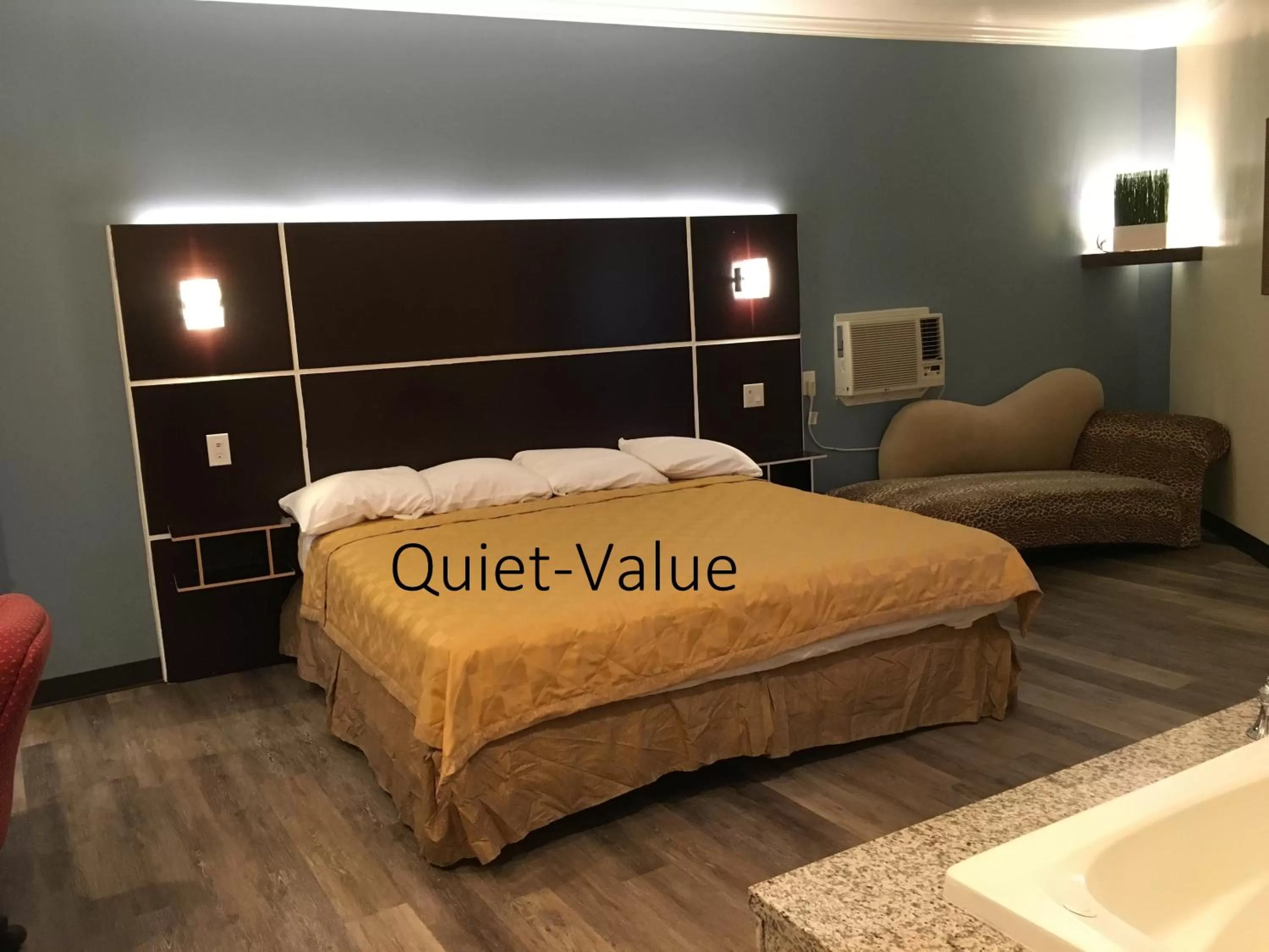 Photo of the whole room, Bed in Lincoln Park Motel