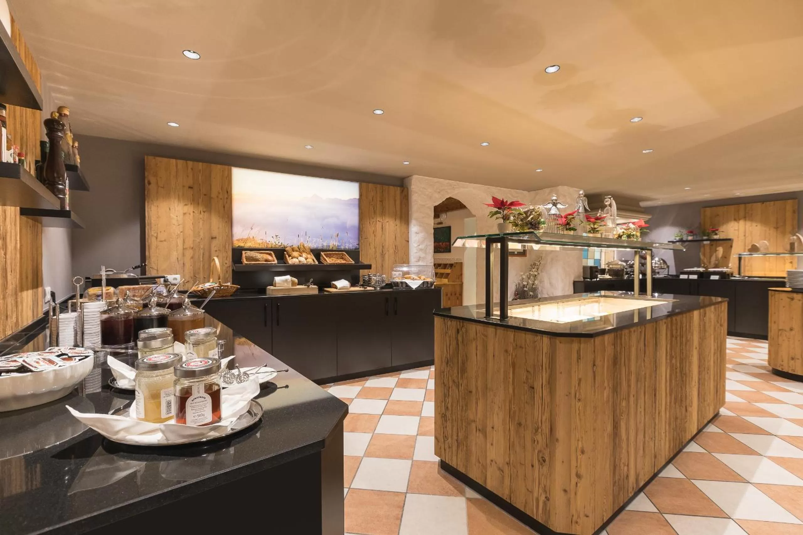 Dining area in Alpenhotel Tirolerhof