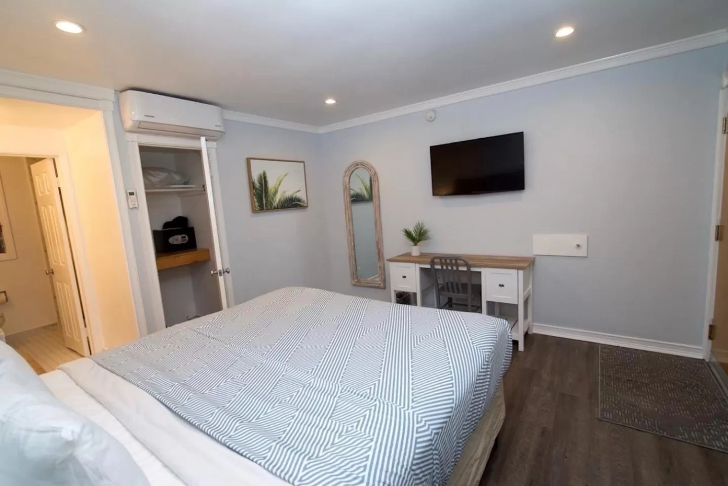 Bed in Ocean Lodge Santa Monica Beach Hotel