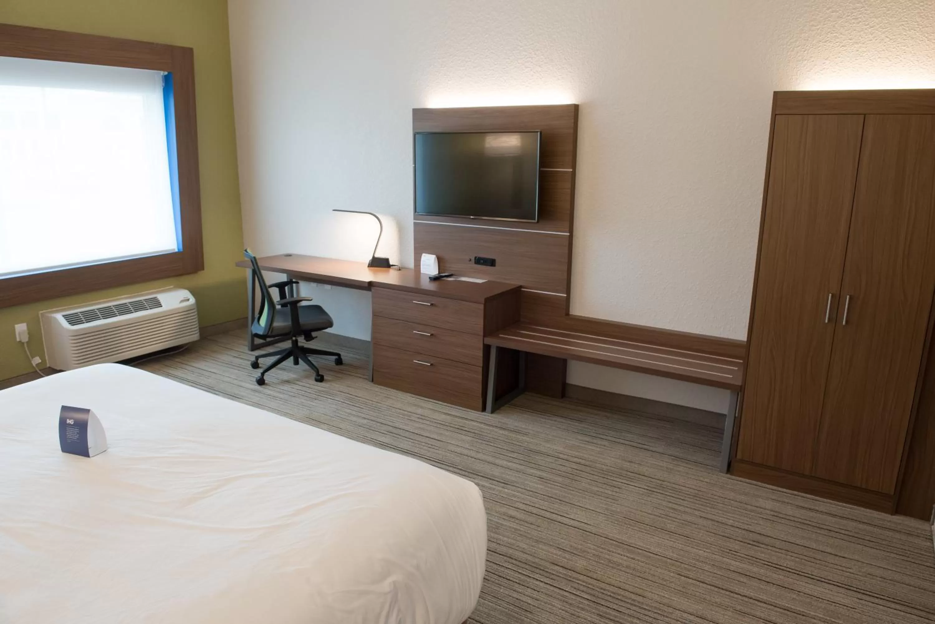 Photo of the whole room, Bed in Holiday Inn Express & Suites Dayton North - Vandalia by IHG