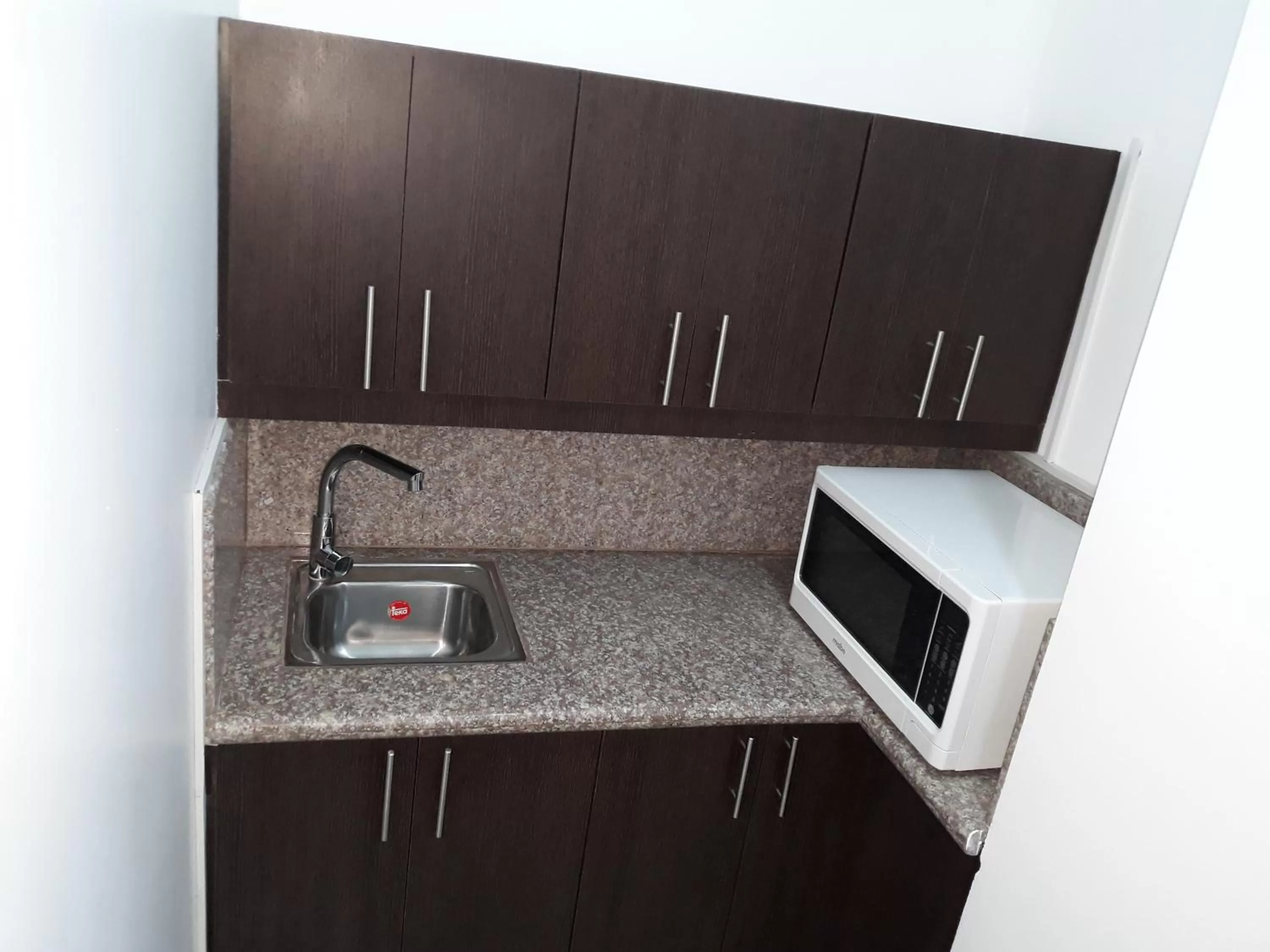 Kitchen/Kitchenette in Manta Airport Hotel