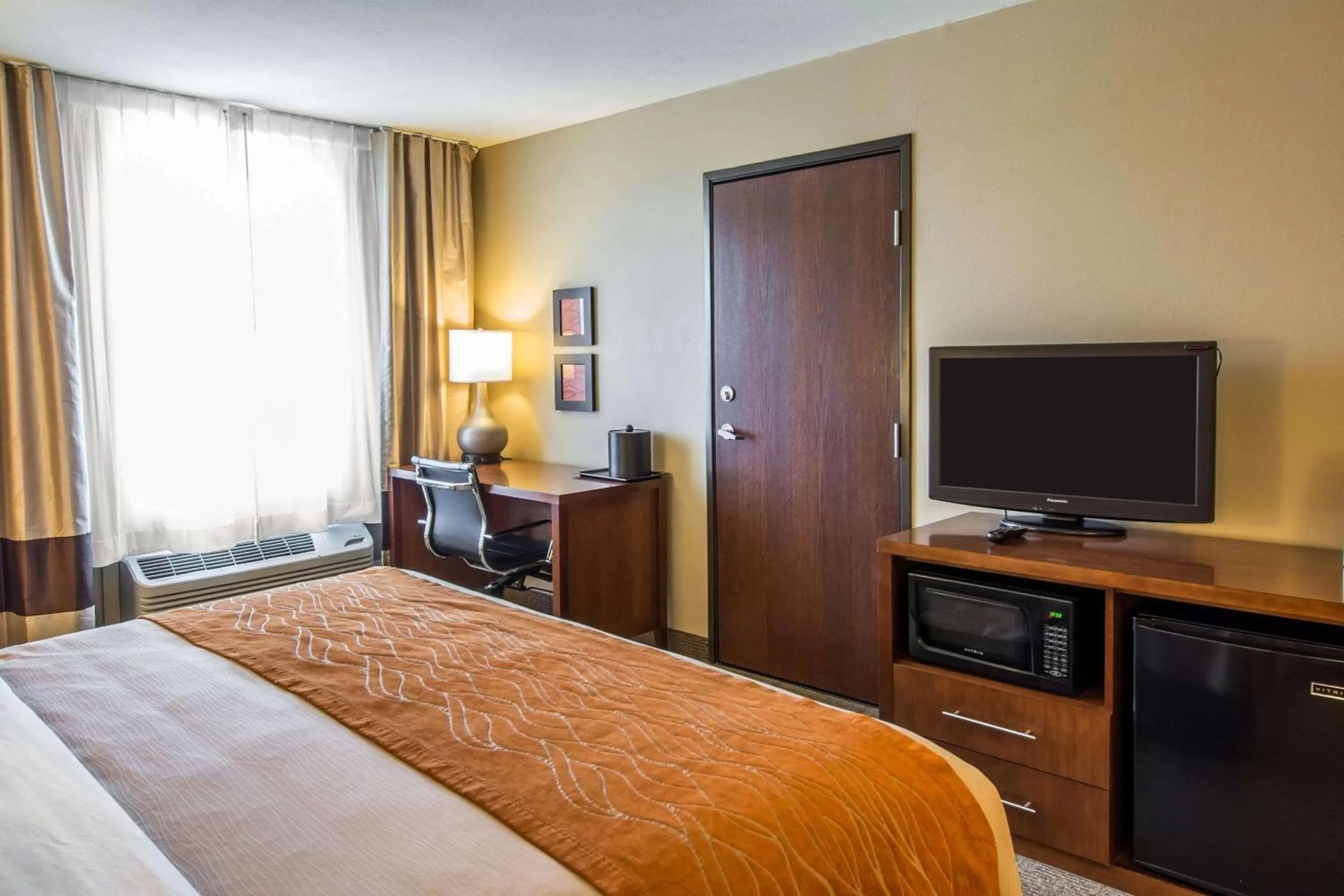 Photo of the whole room, Bed in Comfort Inn & Suites Spokane Valley Central