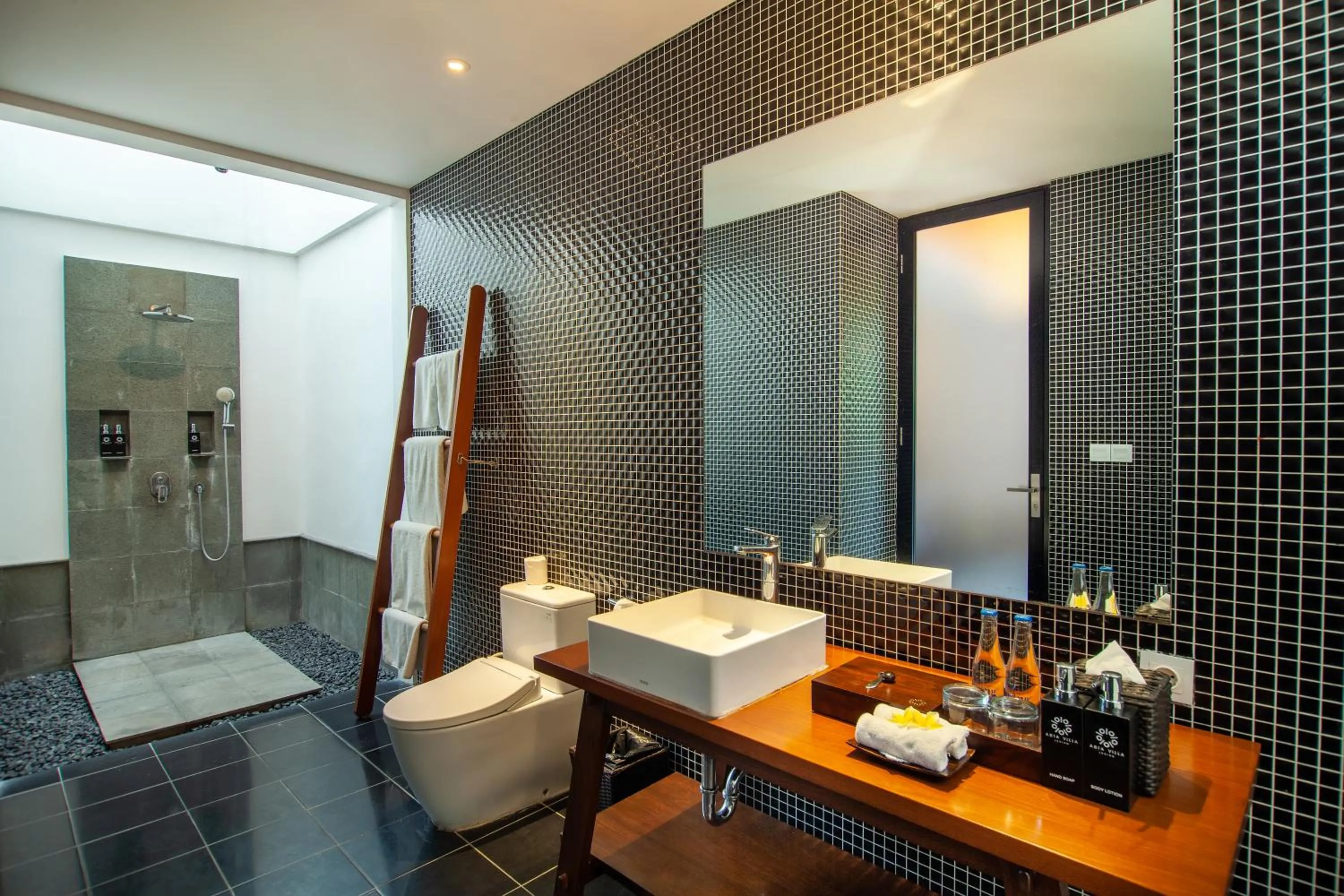 Shower in Abia Villa Legian