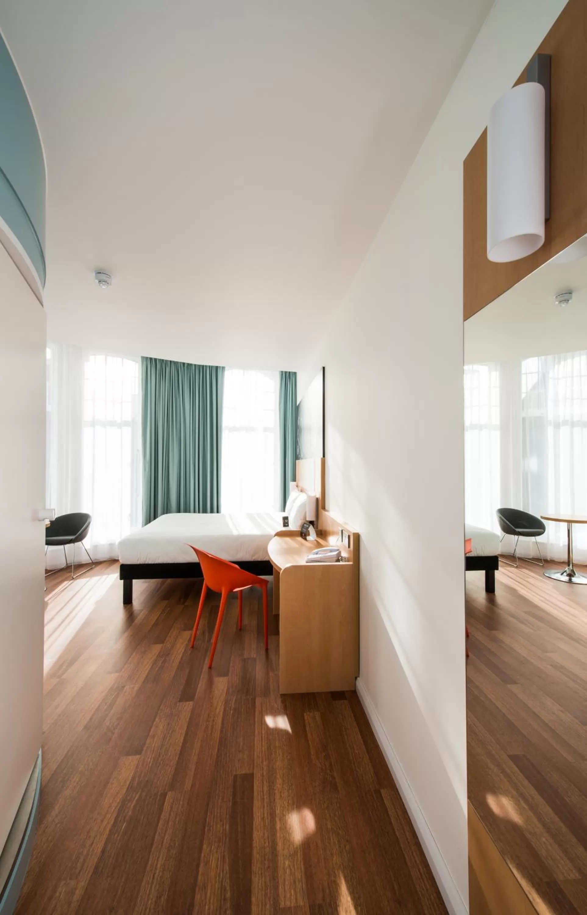 Photo of the whole room, Bed in ibis Edinburgh Centre South Bridge – Royal Mile