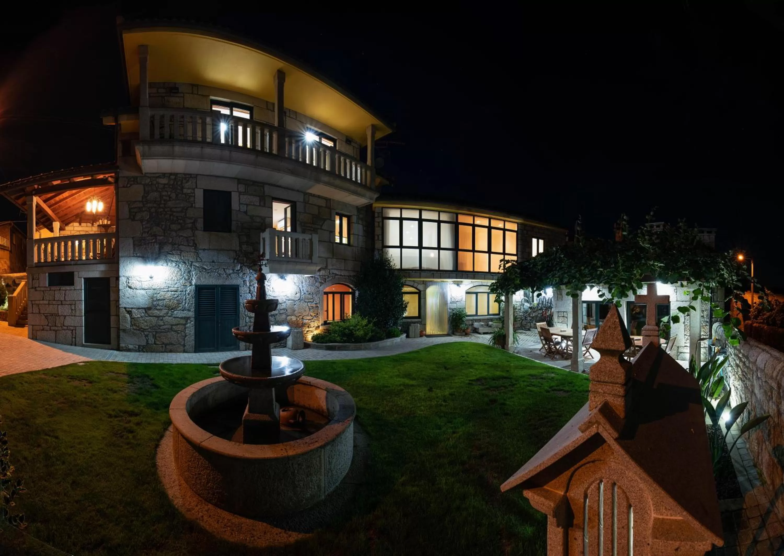 Night in Apartamentos Río Sil