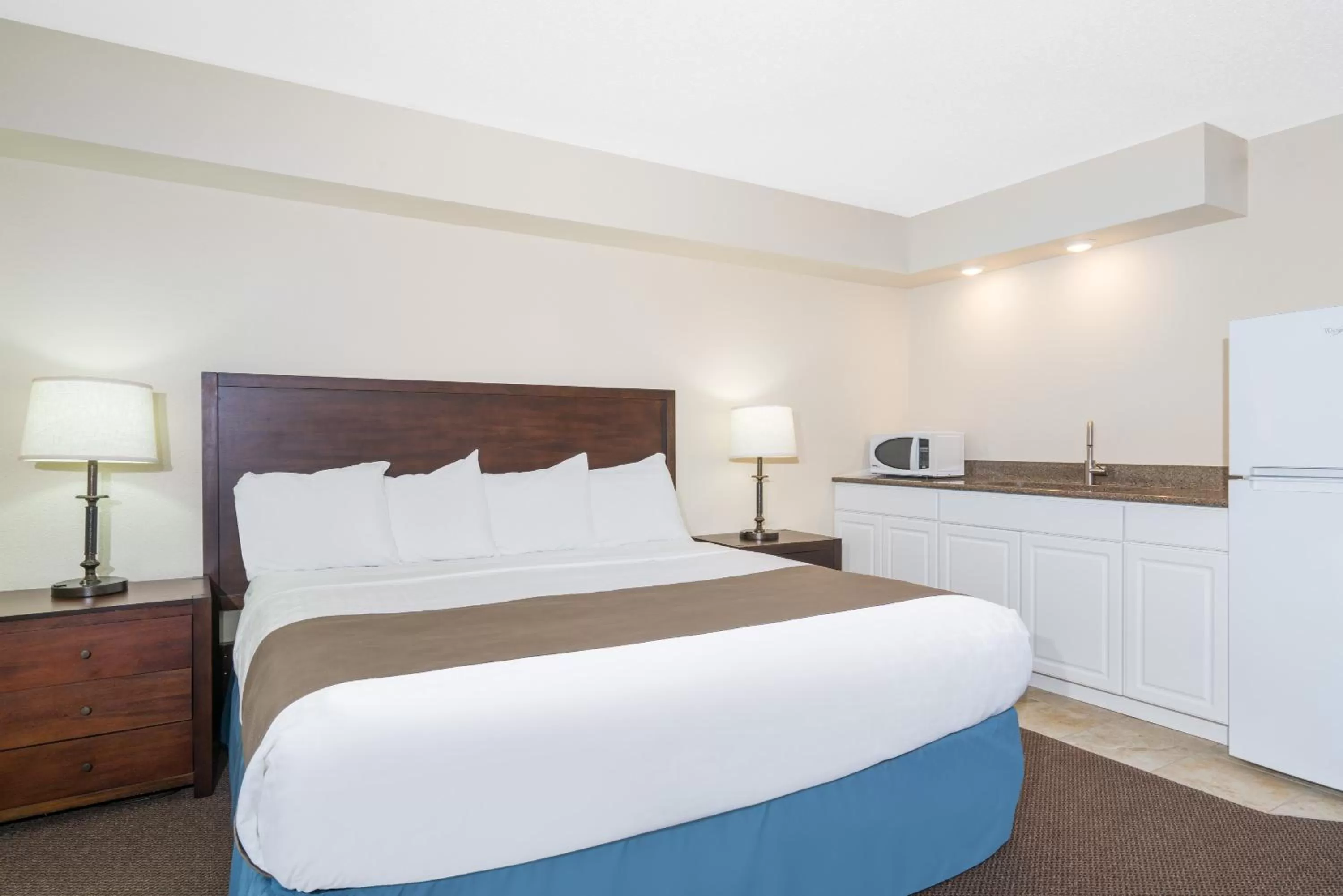 Photo of the whole room, Bed in Days Inn & Suites by Wyndham Baxter Brainerd Area