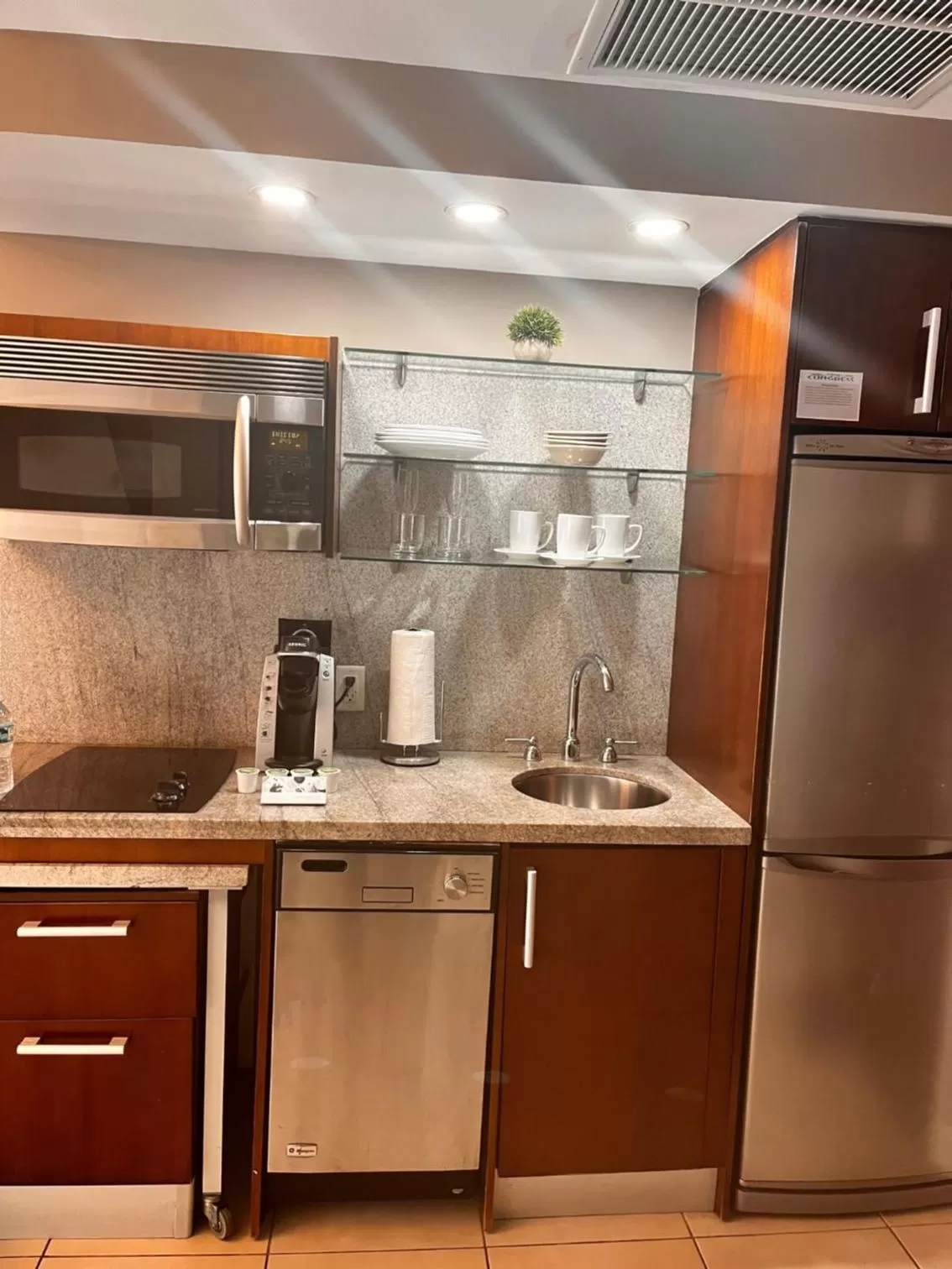 Kitchen or kitchenette, Kitchen/Kitchenette in Suites at The Strand on Ocean Drive