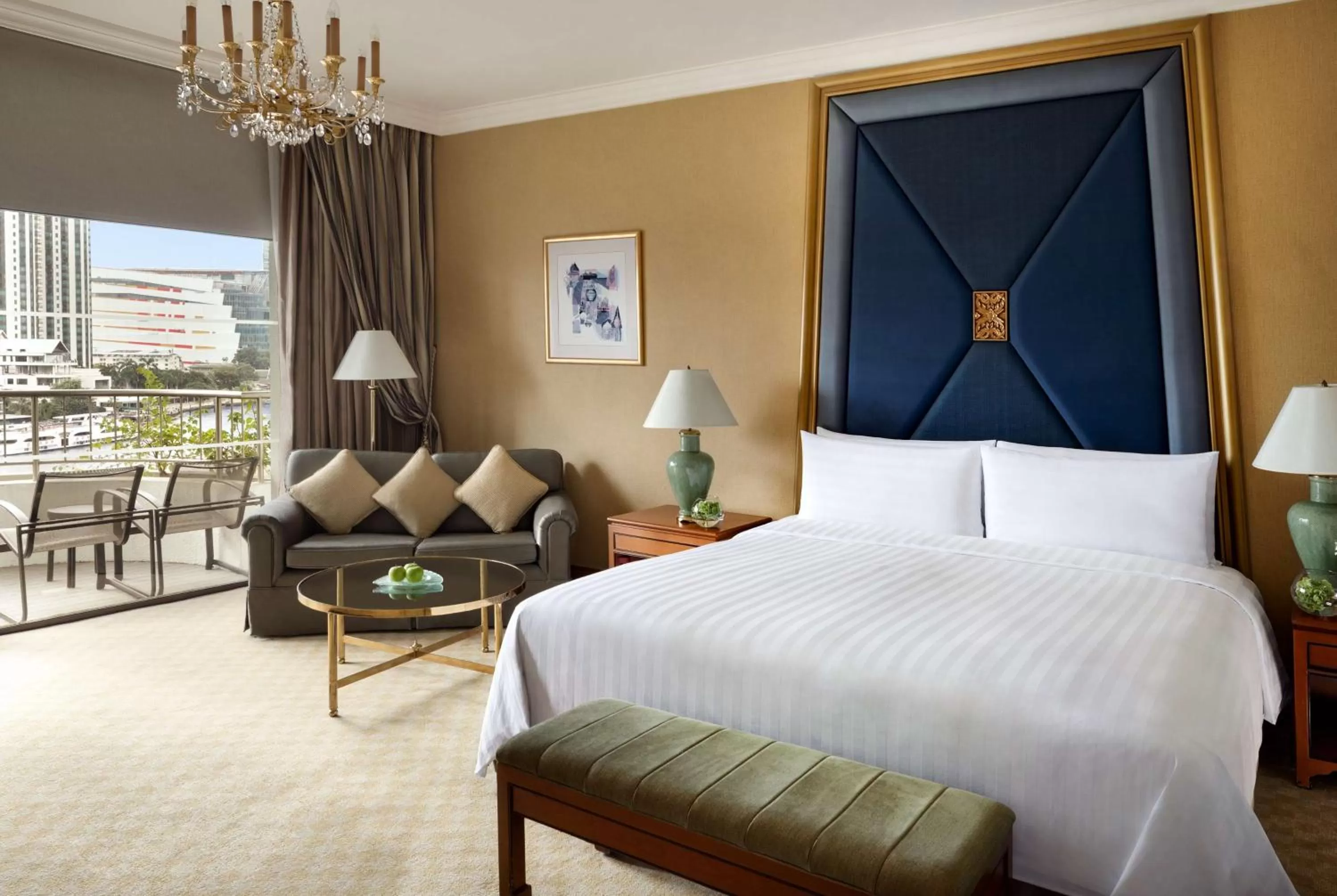 Photo of the whole room, Bed in Shangri-La Bangkok