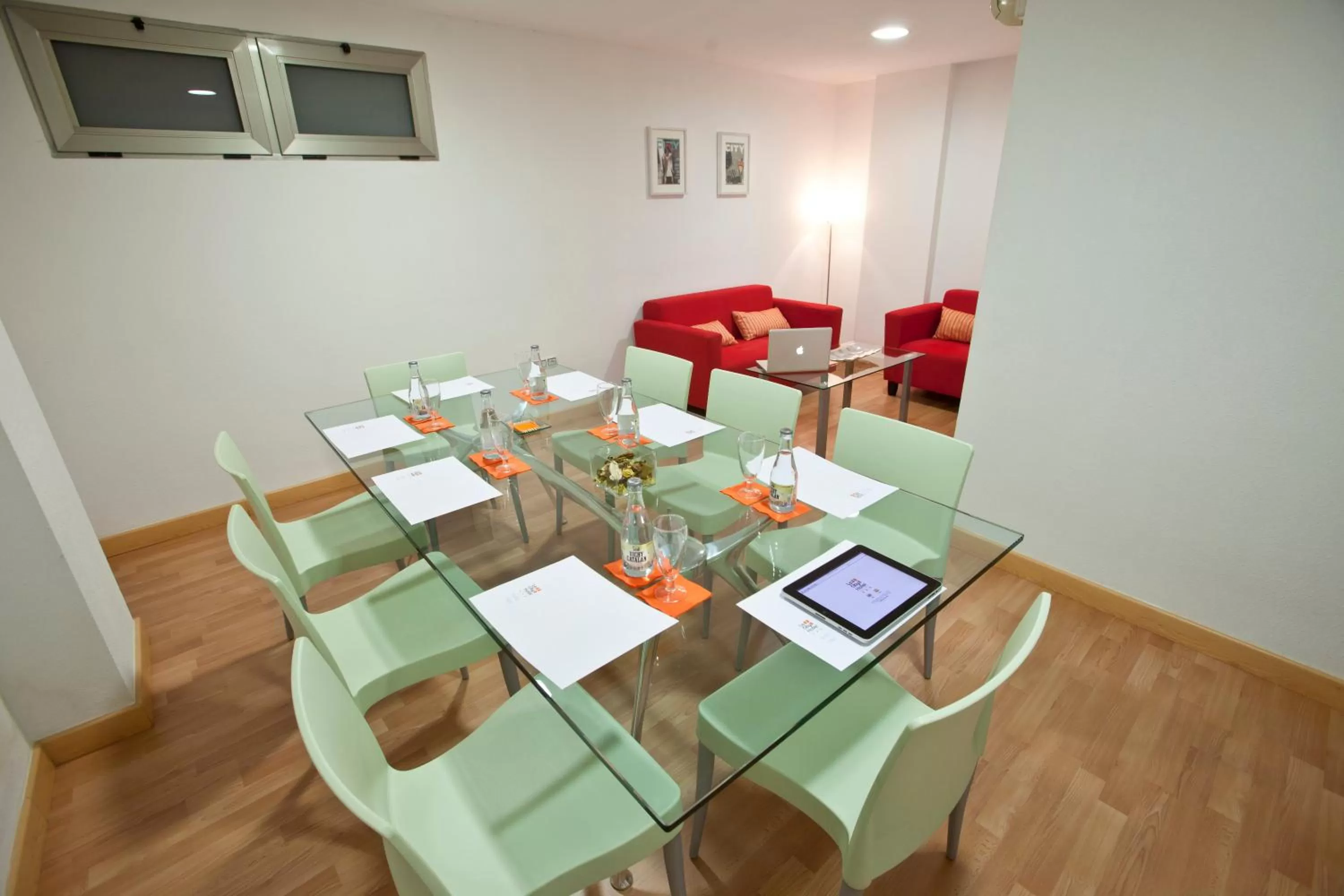 Business facilities in La City Estación