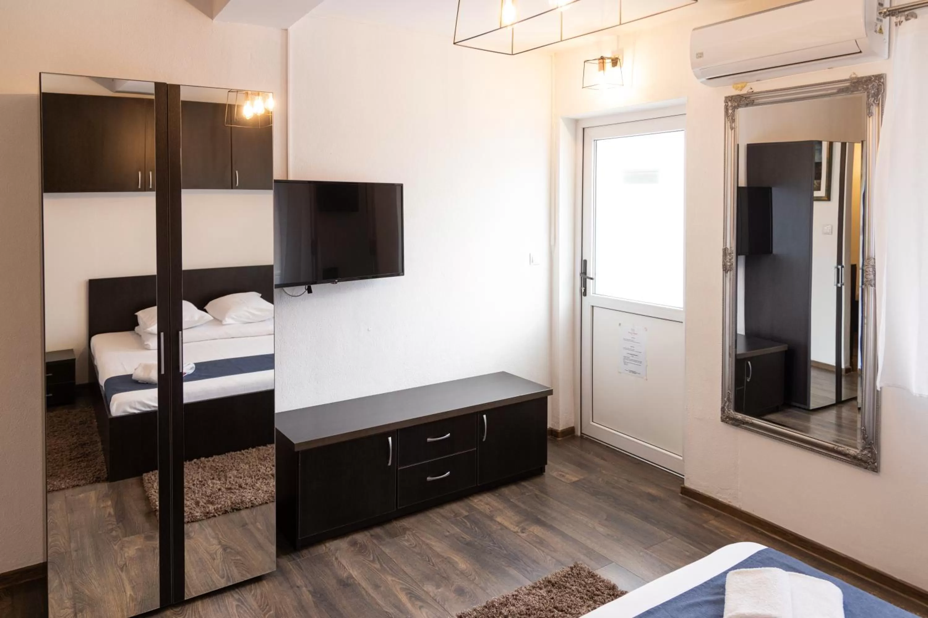 TV and multimedia, TV/Entertainment Center in Pensiunea Pictorilor