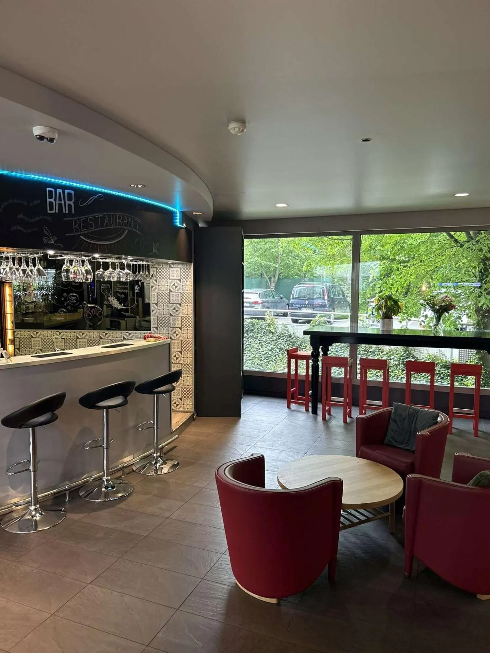 Lounge or bar in Standing Hotel Suites by Actisource