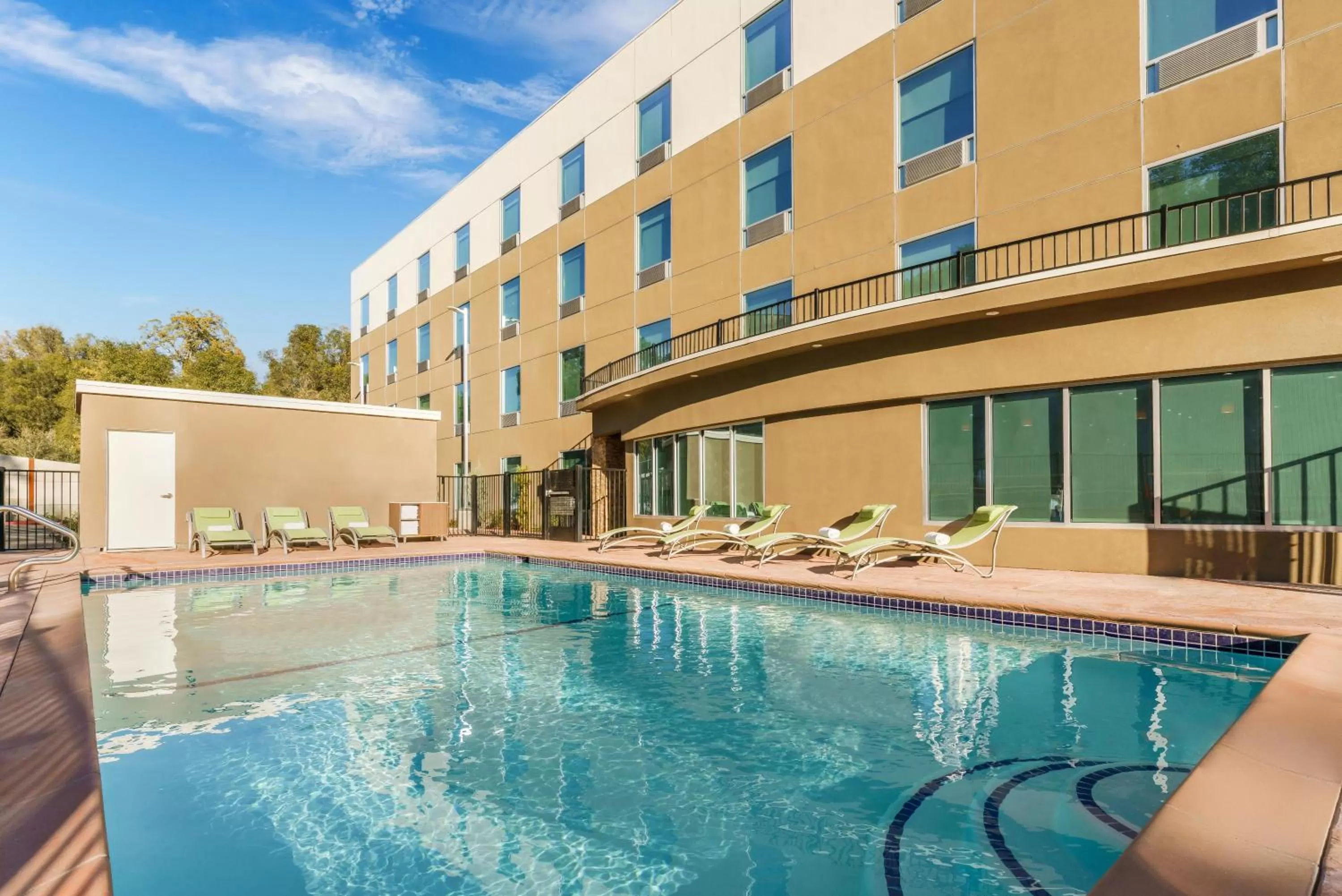 Swimming pool in Holiday Inn Express & Suites Oakhurst-Yosemite Park Area by IHG