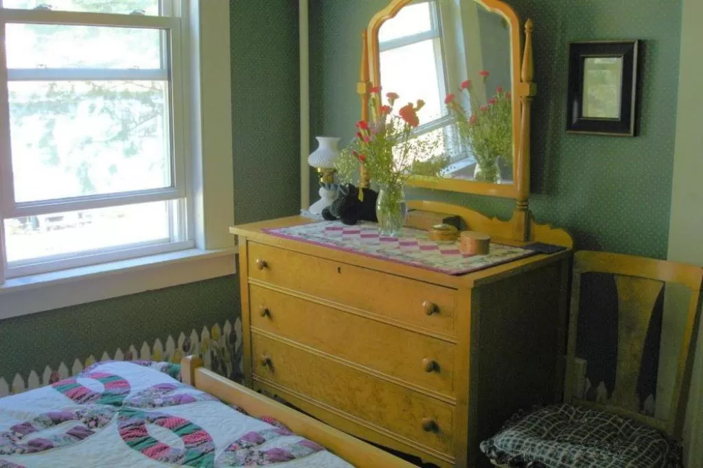 Bedroom in Spruce Moose Lodge