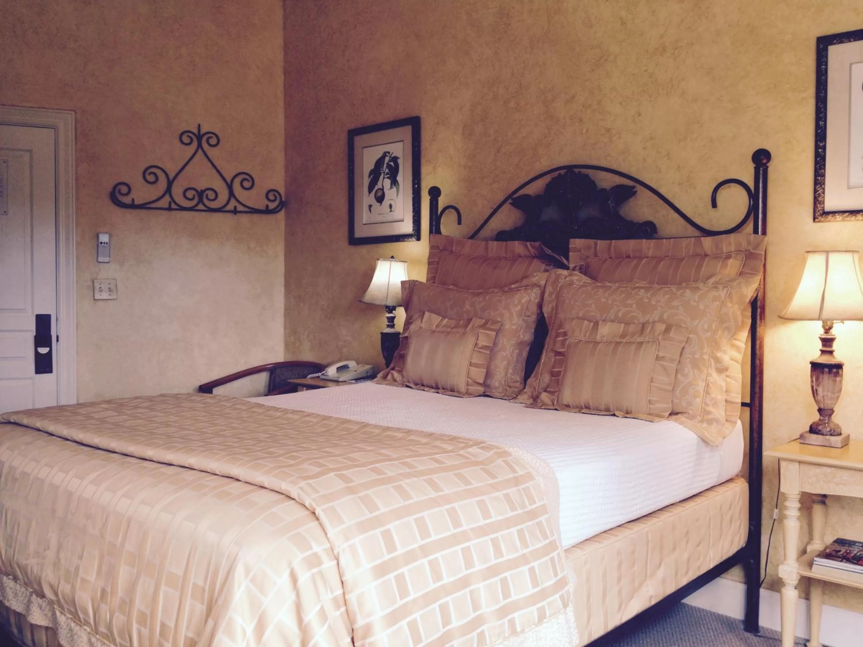 Bed in Hotel Sausalito