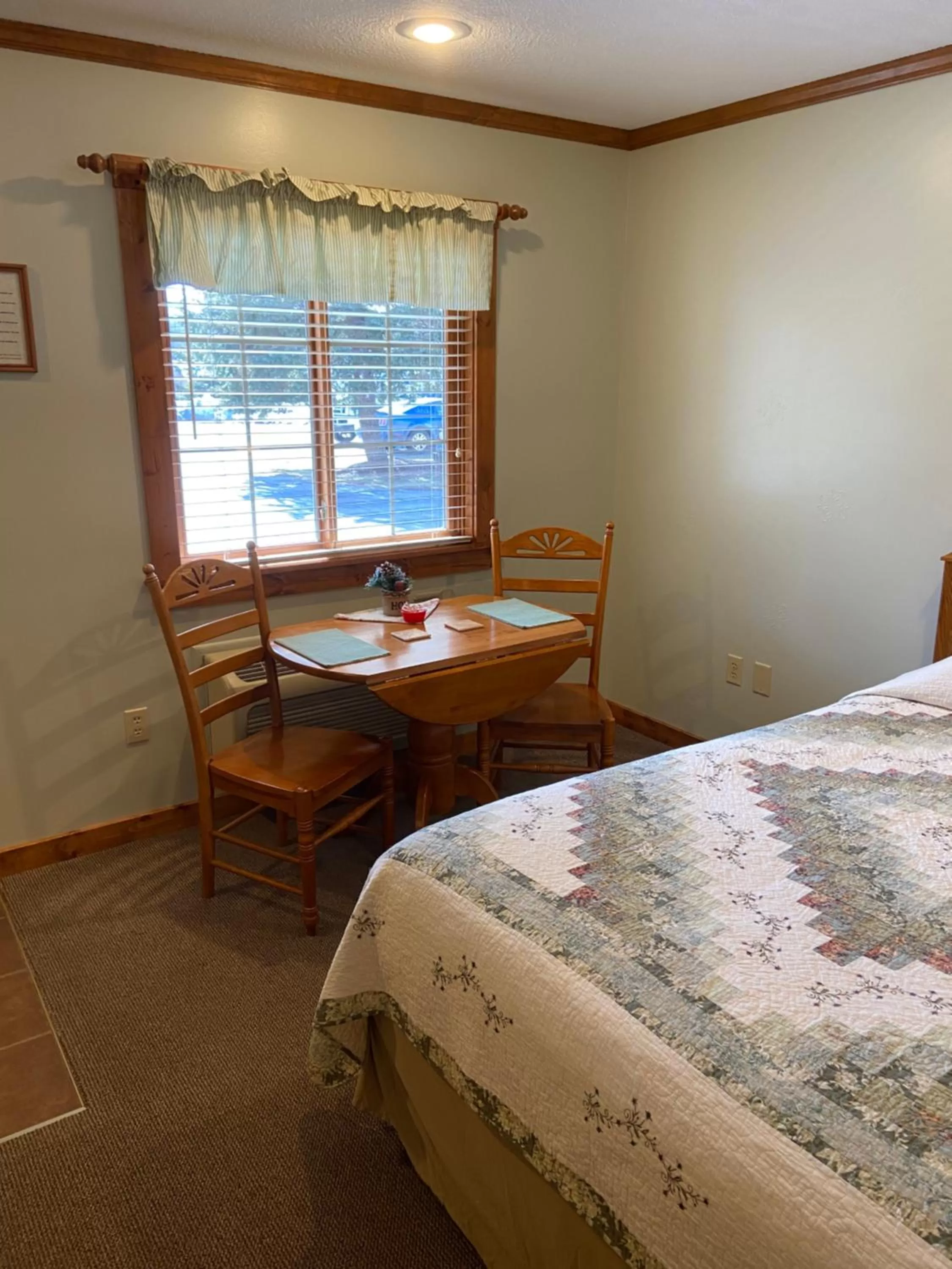 Photo of the whole room, Bed in The Garrett Inn