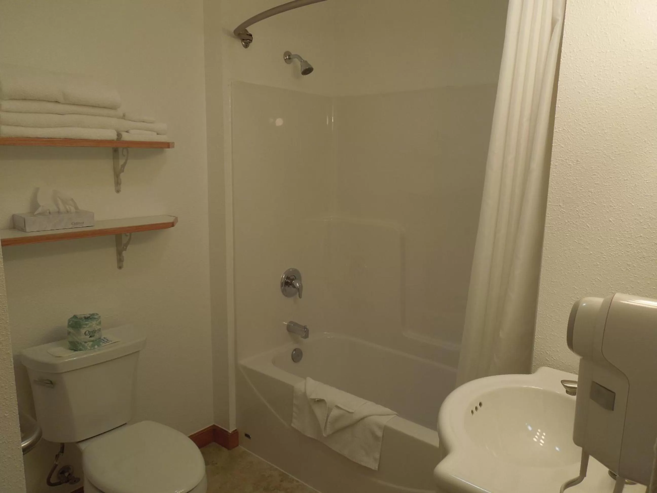 Bathroom in Park Motel and Cabins