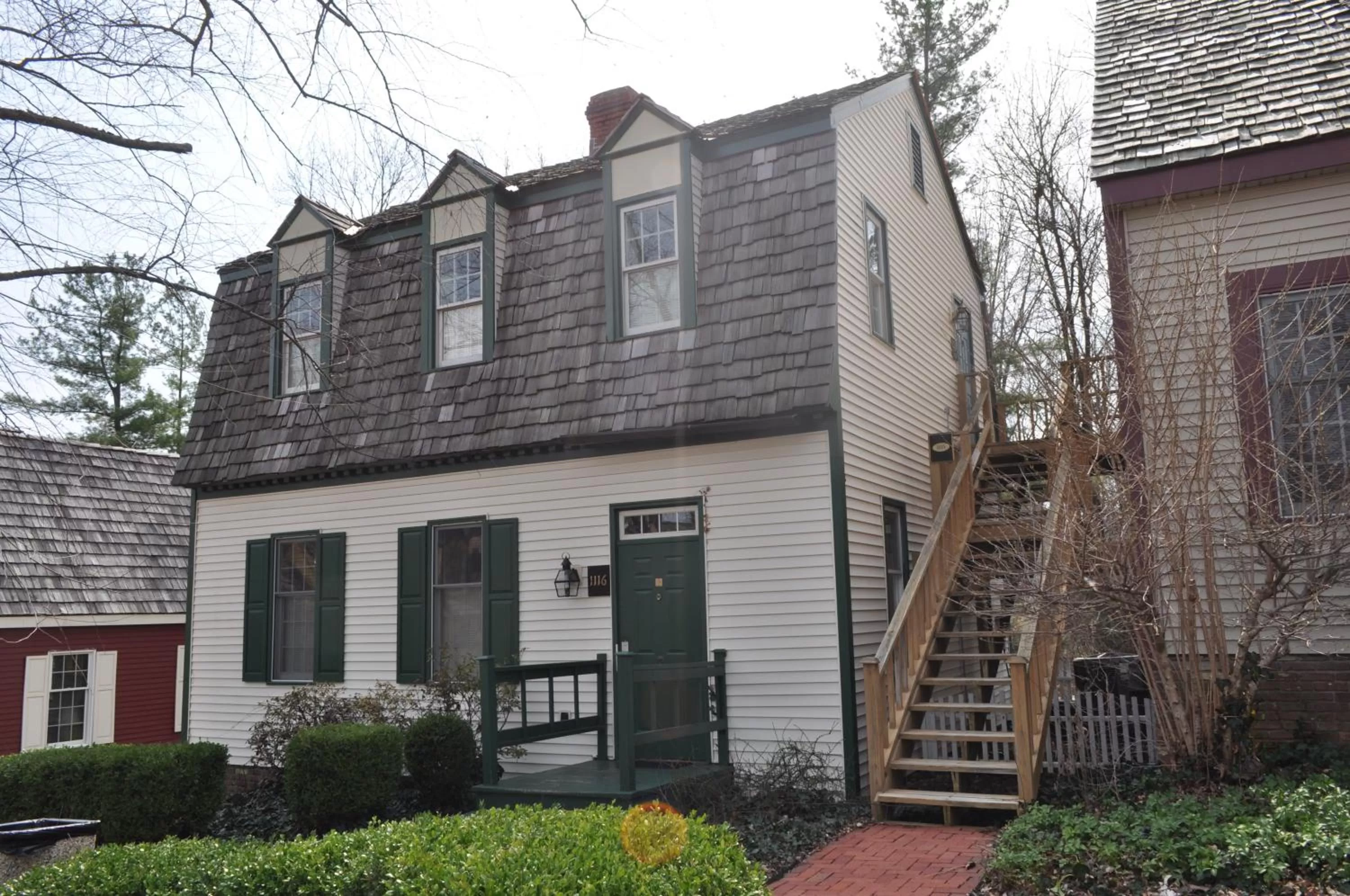 Facade/entrance in Century Suites Hotel
