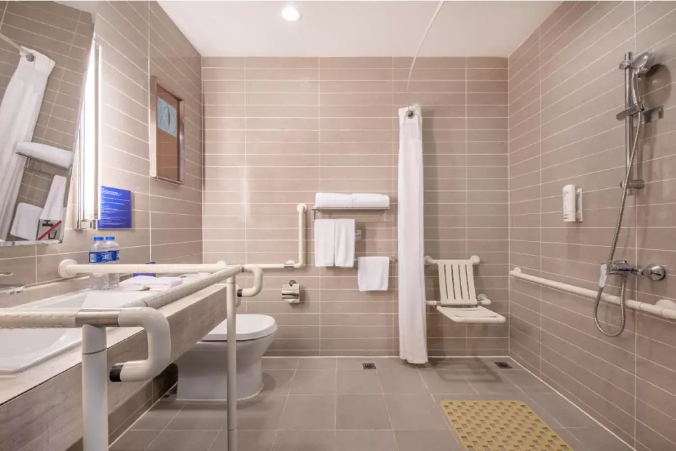 Queen Room - Disability Access/Non-Smoking in Holiday Inn Express Beijing Airport Zone, an IHG Hotel Queen Room - Disability Access/Non-Smoking in Holiday Inn Express Beijing Airport Zone, an IHG Hotel