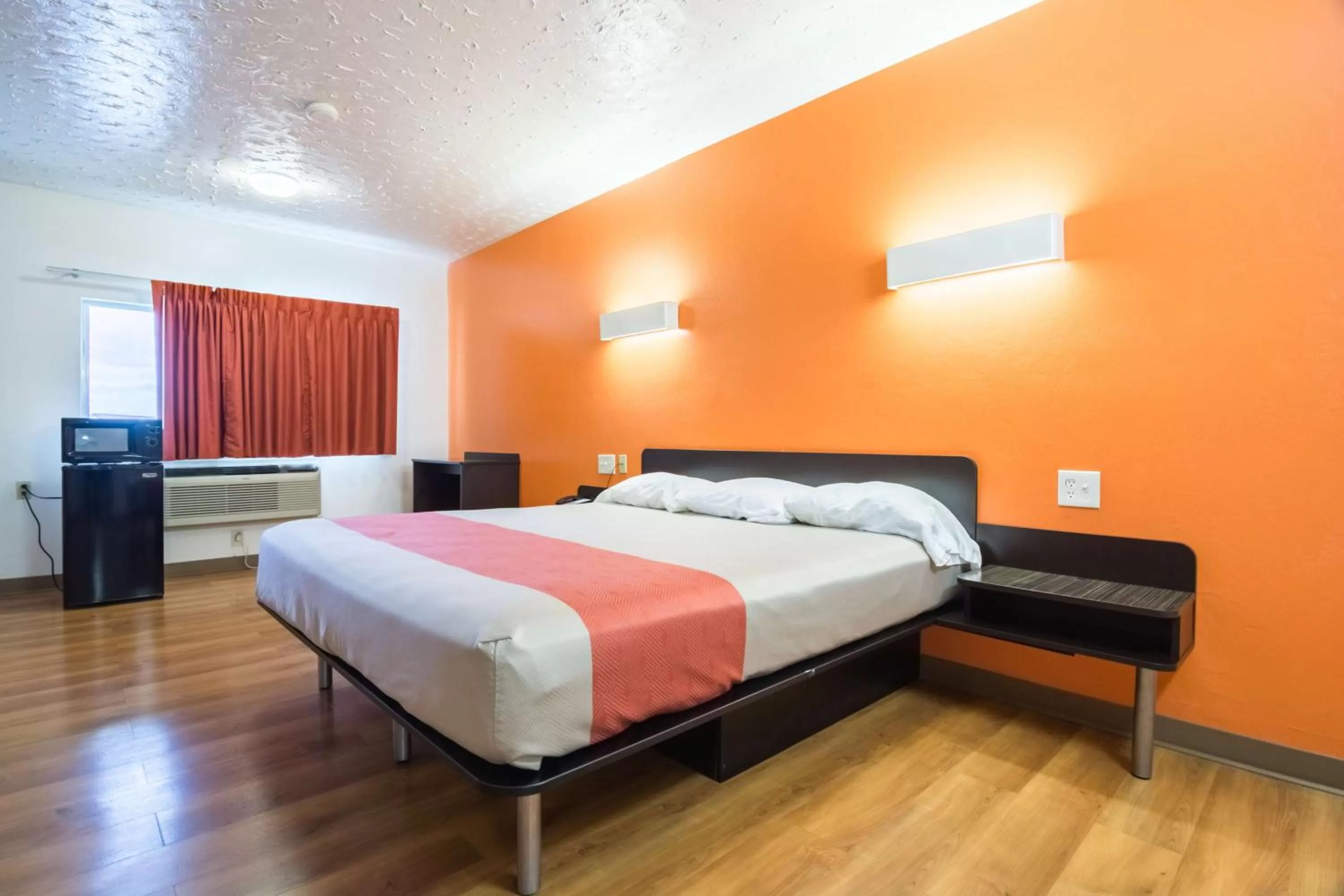 Photo of the whole room, Bed in Motel 6-Globe, AZ