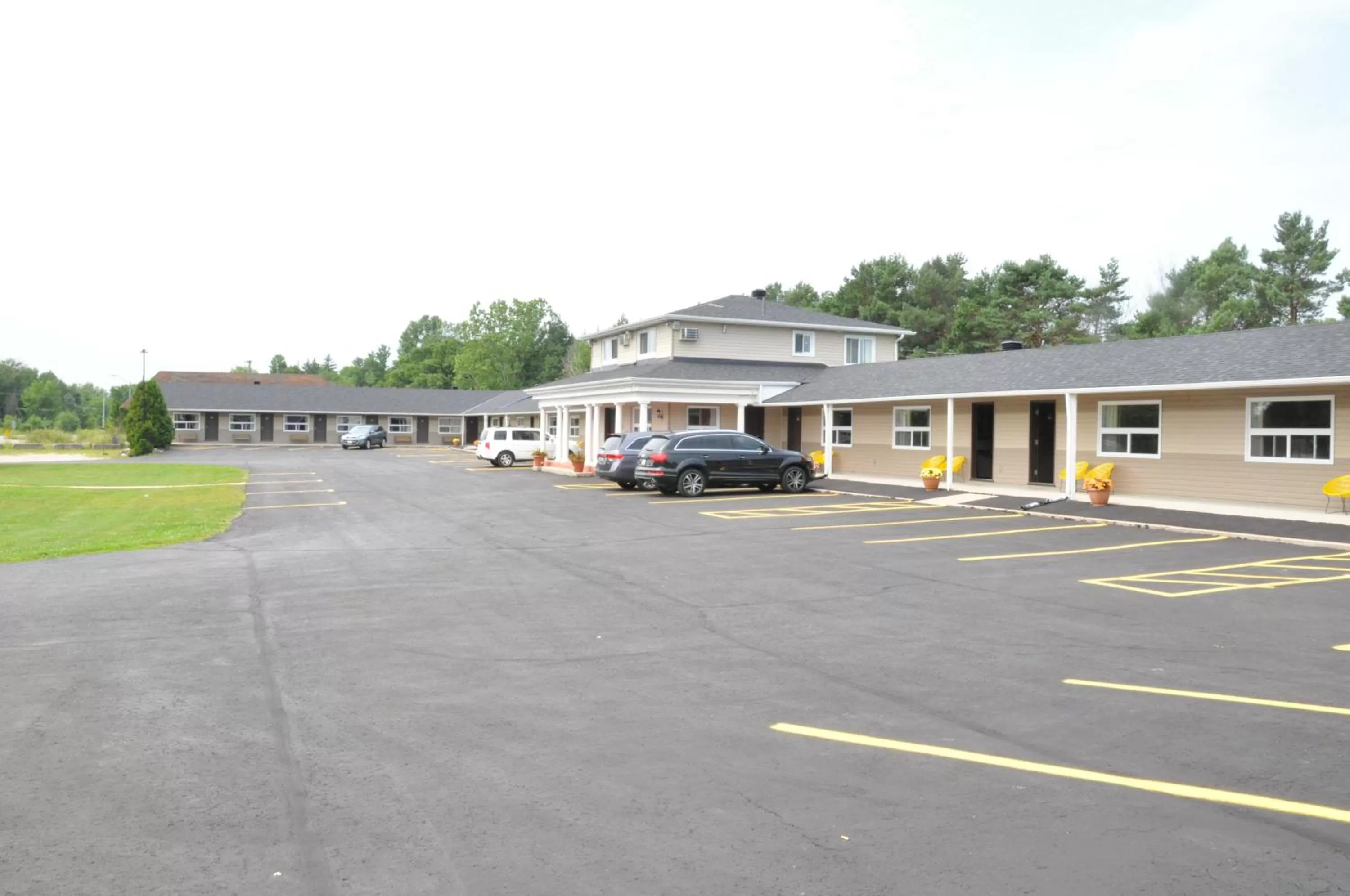 Facade/entrance in Colonial House Motor Inn