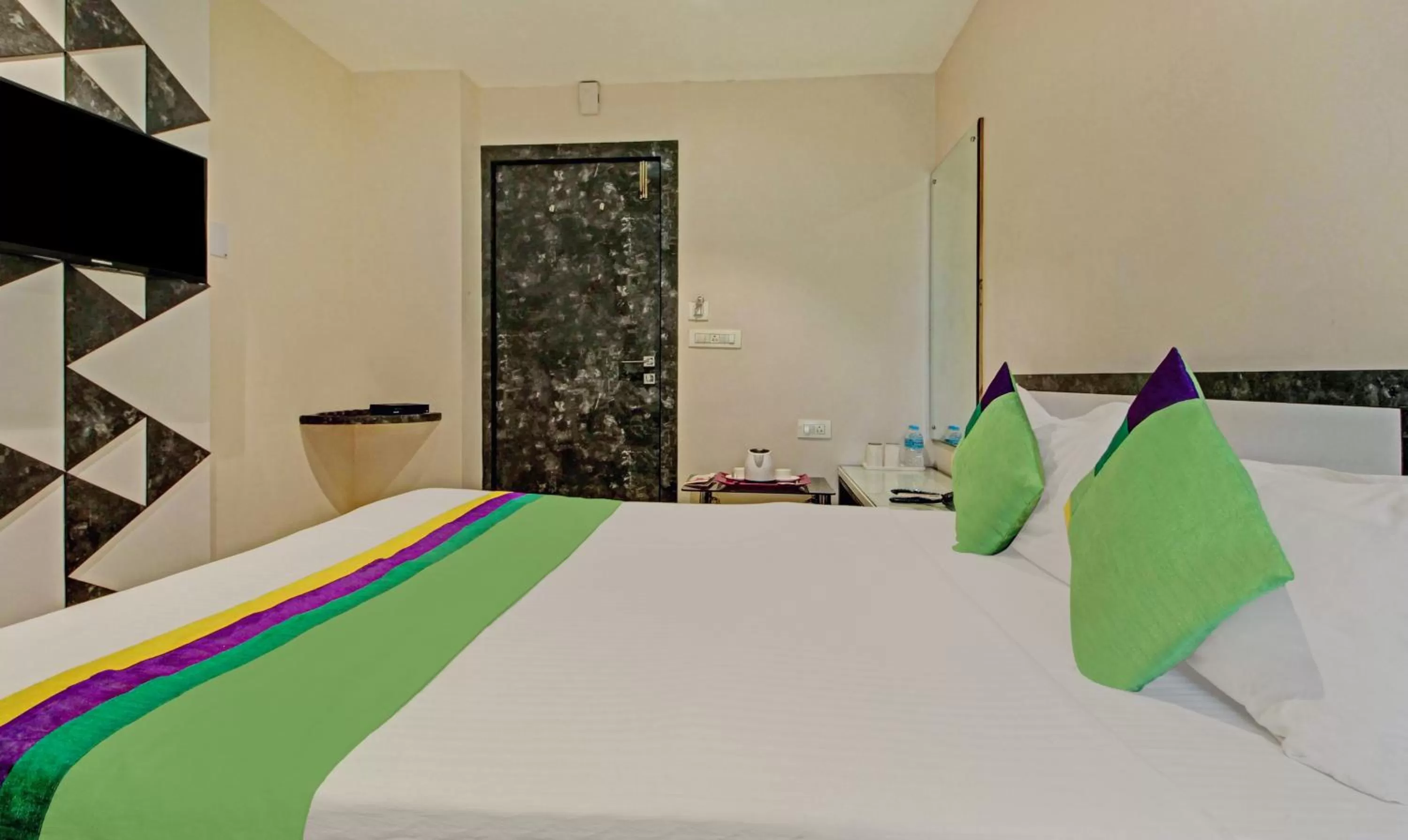 Bed in Treebo Trend Glassotel Ruby