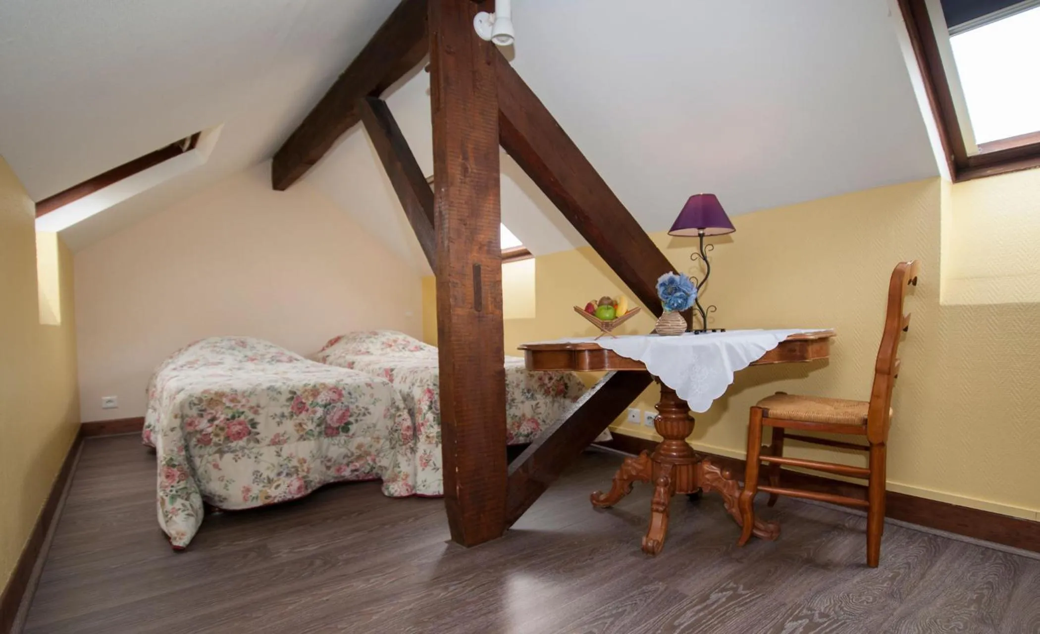 Day, Bed in Logis Hôtel Restaurant Le Coq Hardi