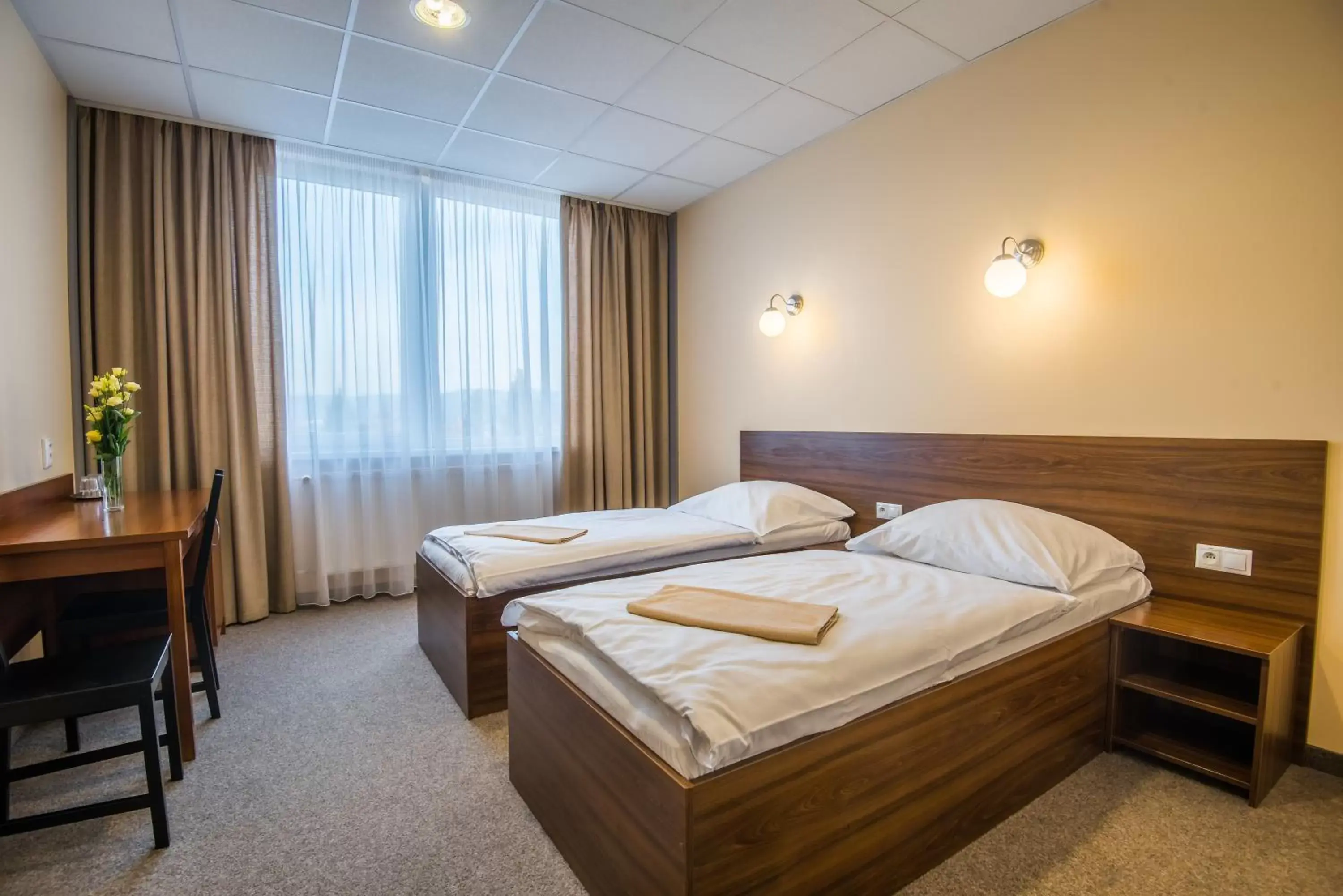 Twin Room - single occupancy in City Hotel B&B, reception 24 7, 800m od-from R1, free parking Twin Room - single occupancy in City Hotel B&B, reception 24 7, 800m od-from R1, free parking