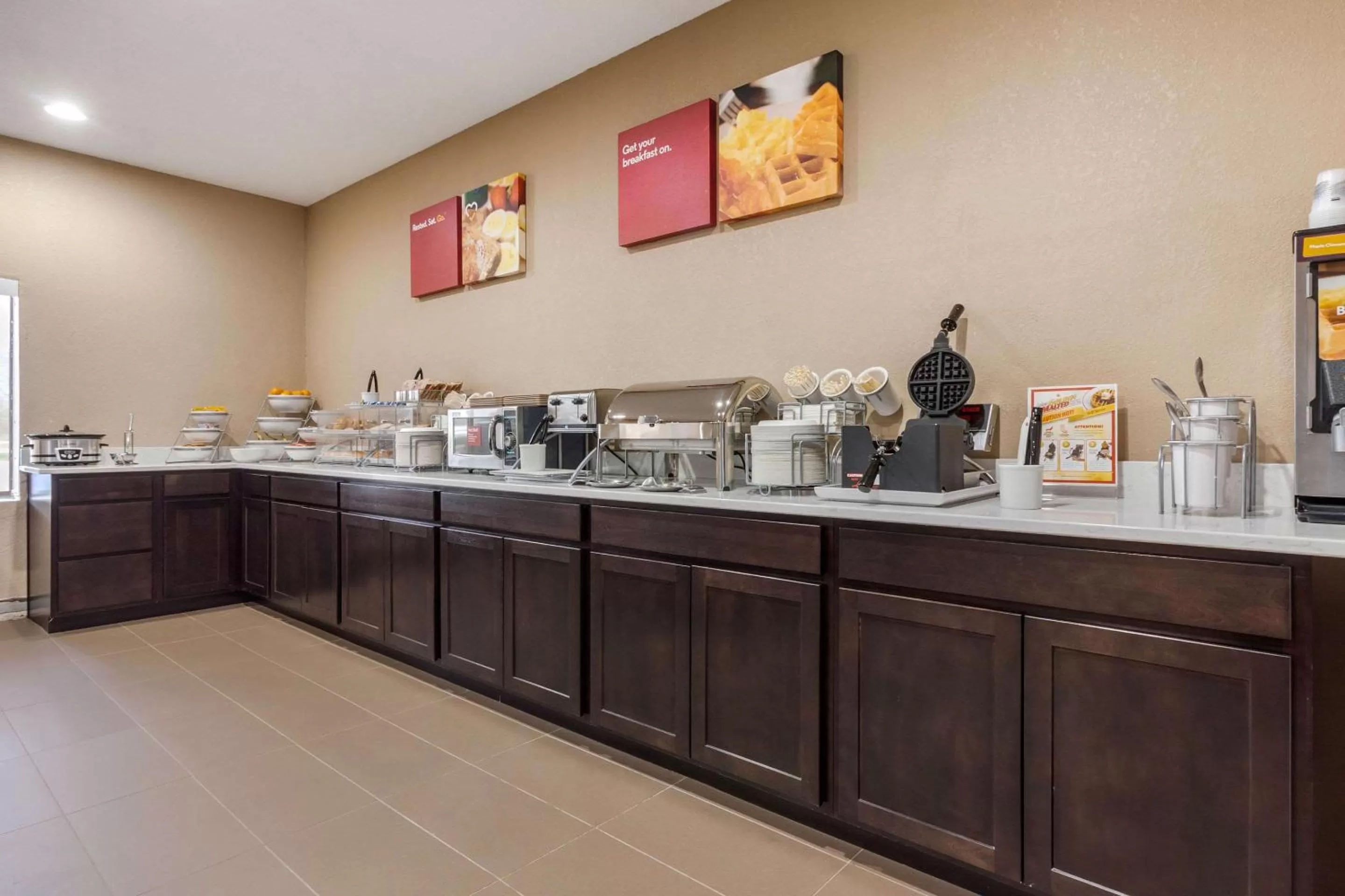 Restaurant/places to eat in Comfort Suites Omaha East-Council Bluffs