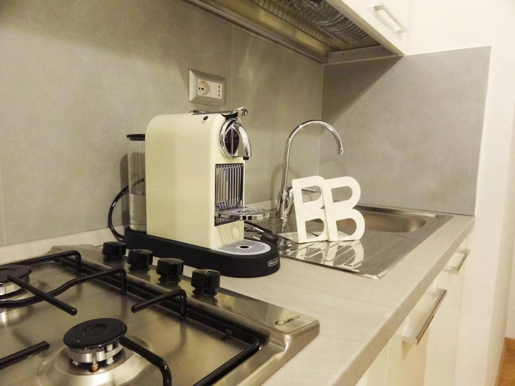 Coffee/tea facilities in Bye Bye Roma Pantheon Suite