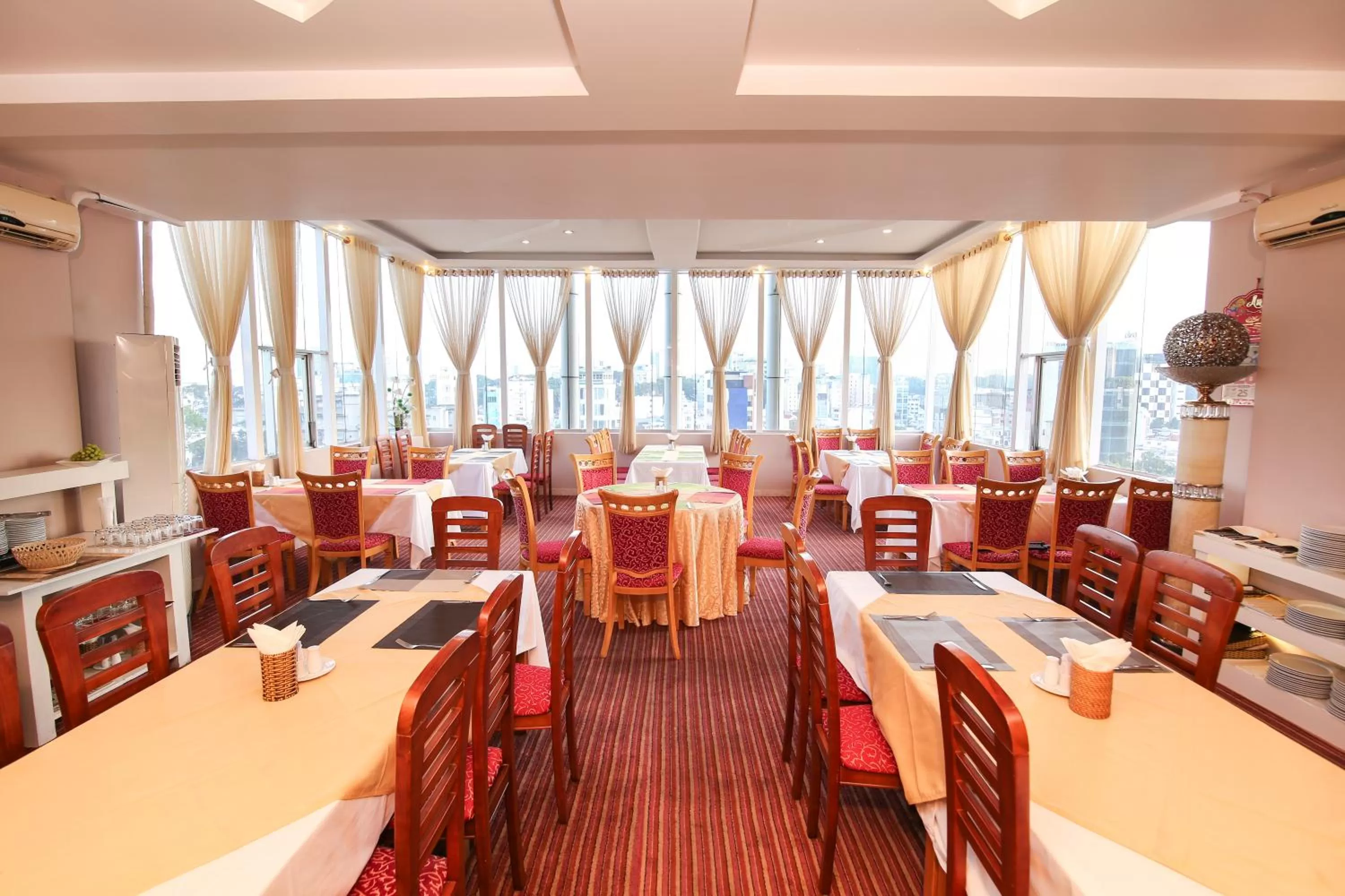 Restaurant/places to eat in Palago mc Hotel Park View