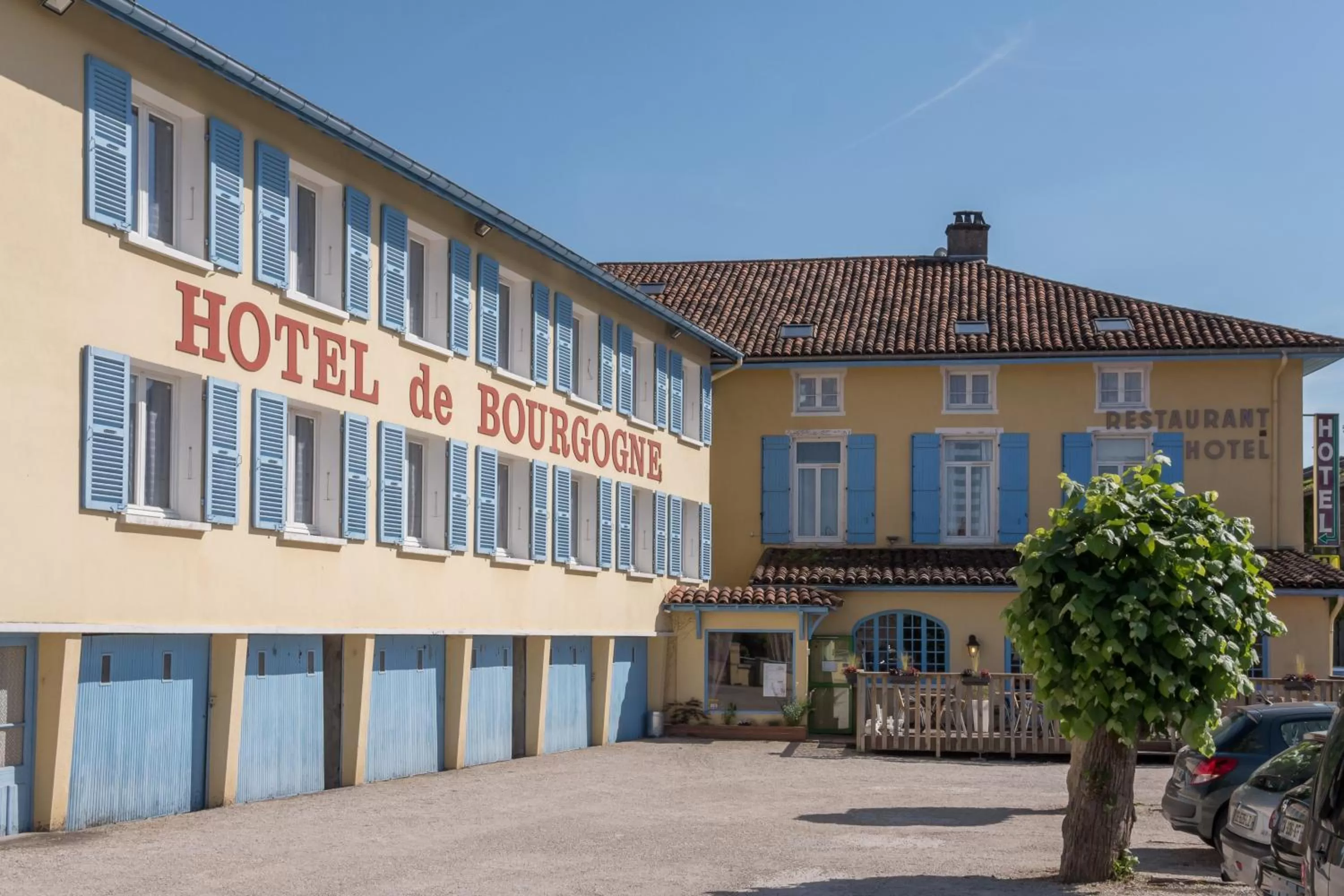 Property building in Hotel Le Bourgogne