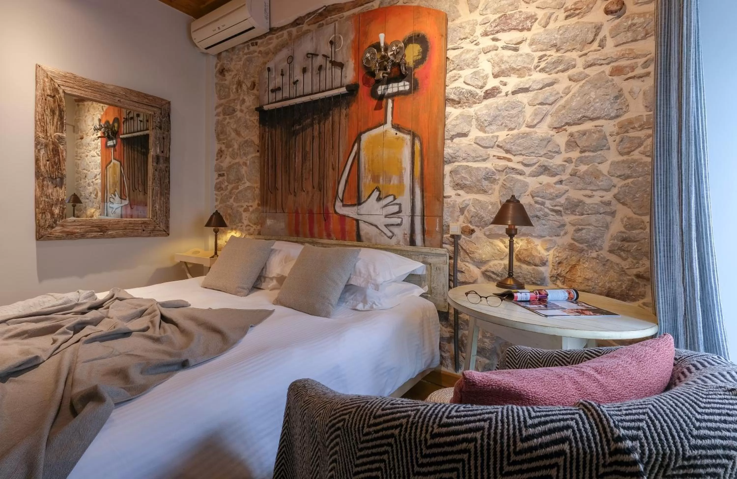 Bed in Amymone and Adiandi