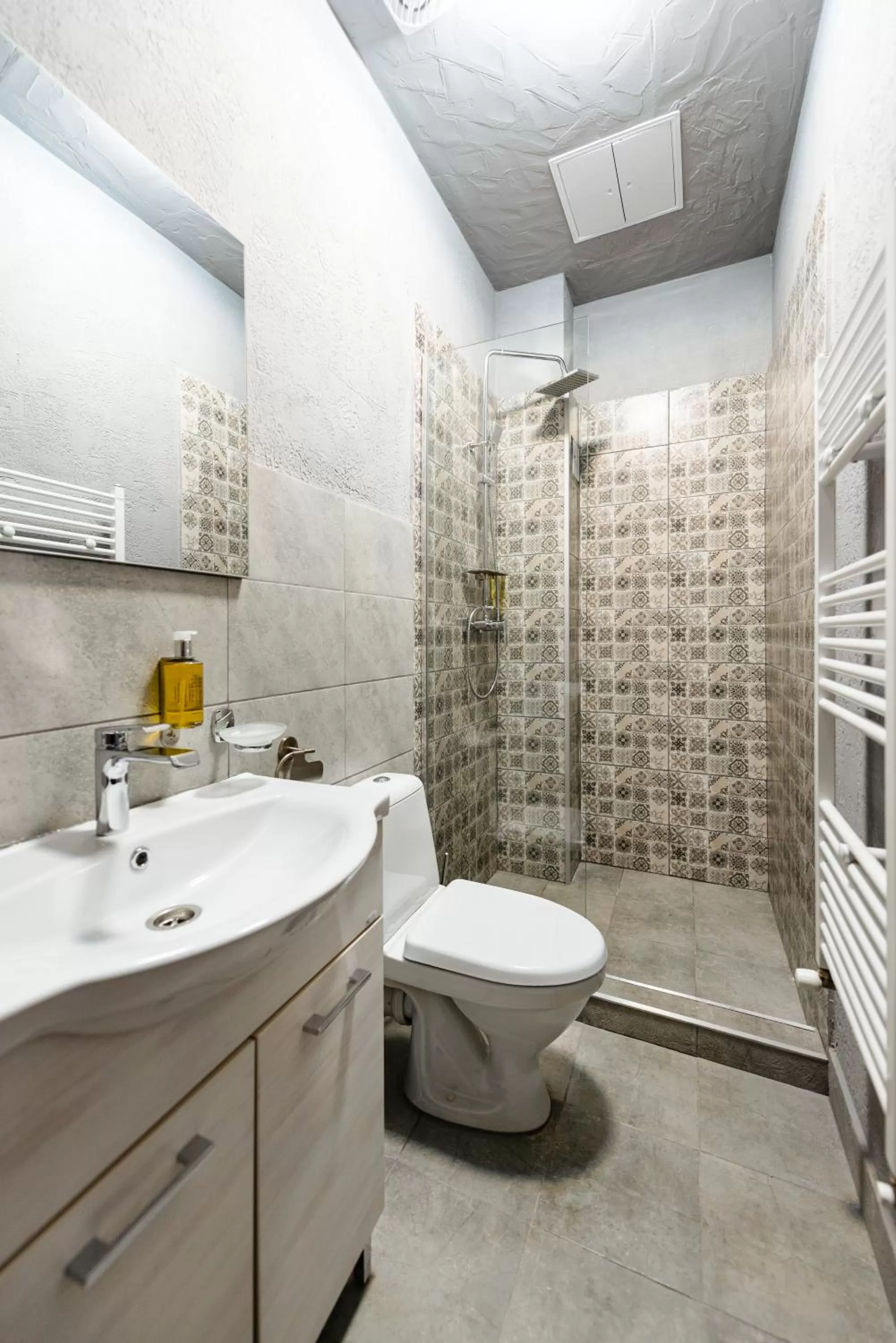 Shower in Palace Bulevard Inn