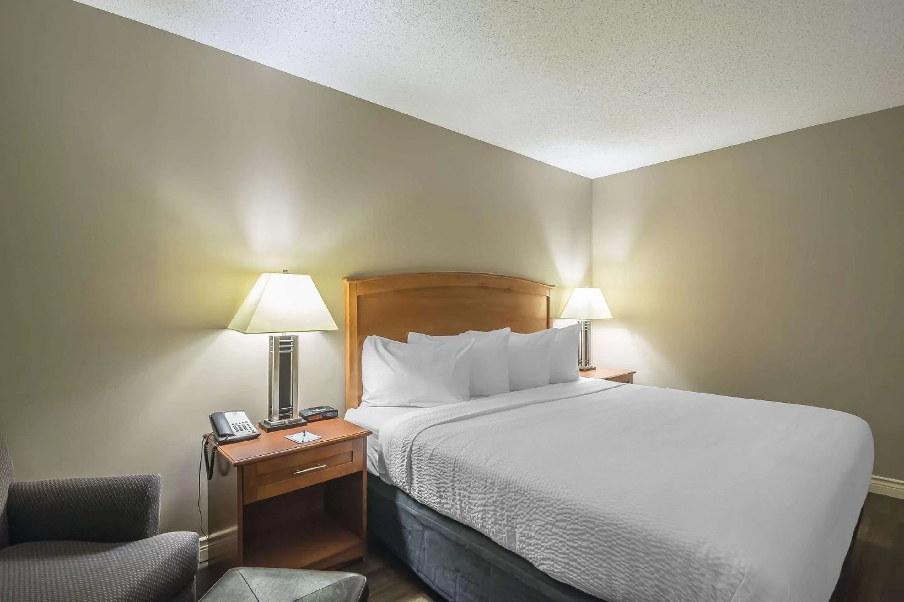 Photo of the whole room, Bed in Quality Inn West Edmonton