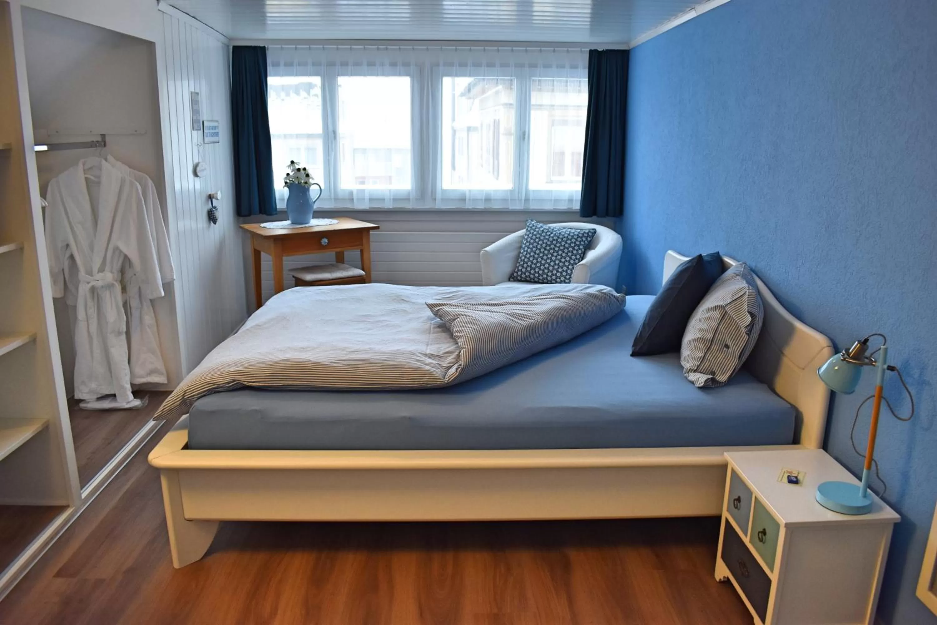 Toilet, Bed in Gasthaus Sternen