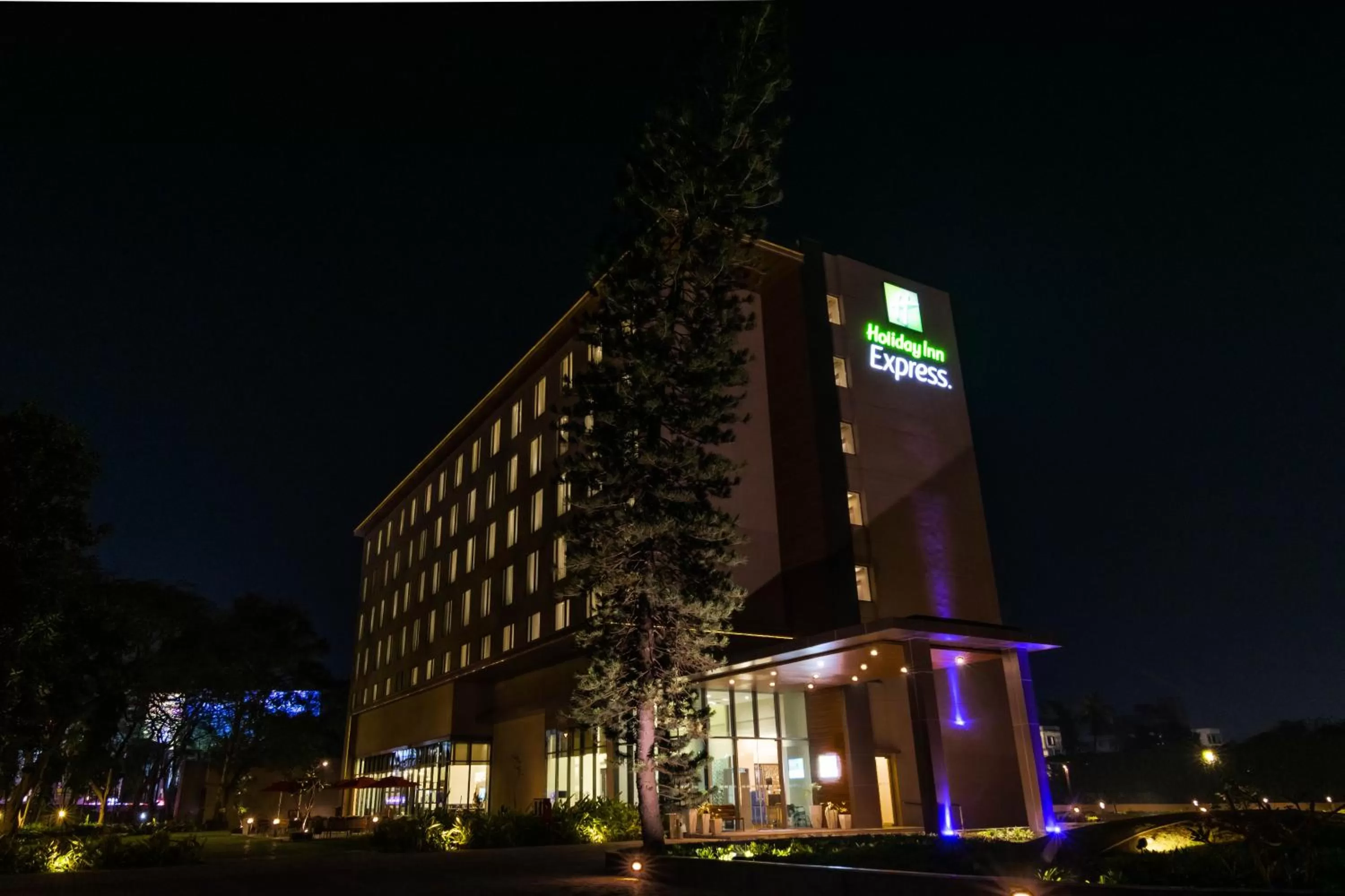 Facade/entrance in Holiday Inn Express Kolkata Airport by IHG