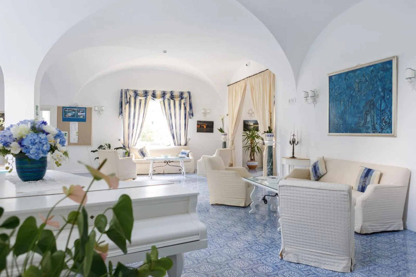 Seating area in Hotel San Felice