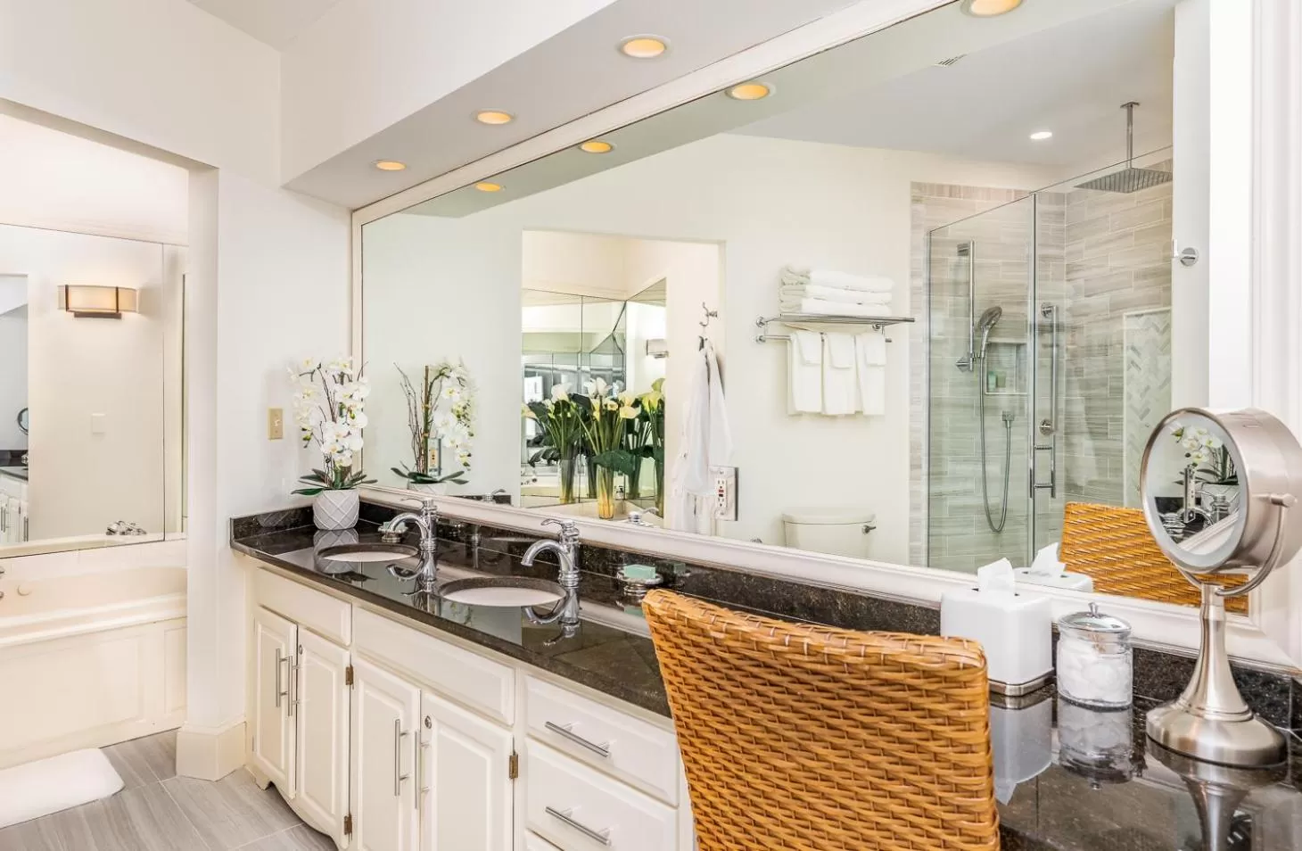 Bathroom in Harbor Light Inn