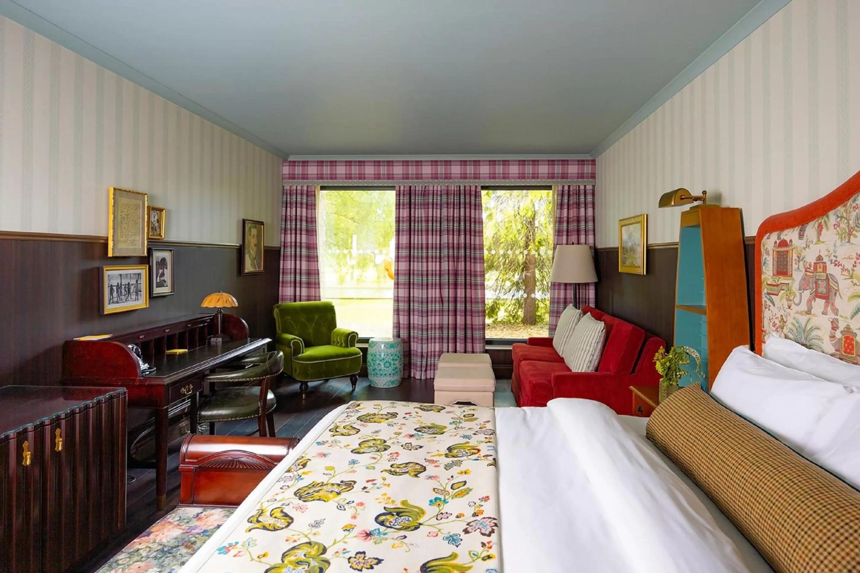 Photo of the whole room, Bed in Graduate by Hilton Cambridge