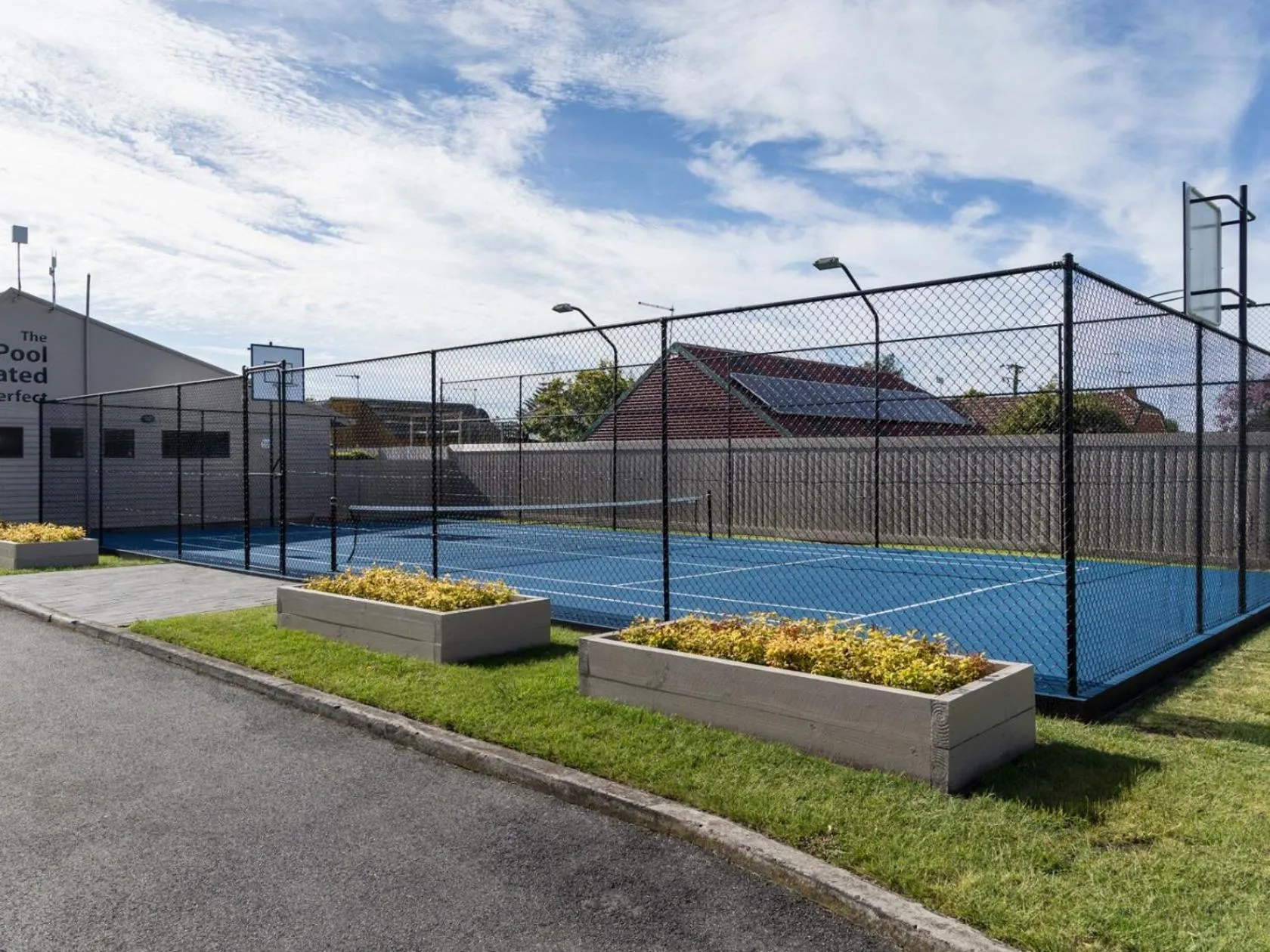 Tennis court in Barclay Motor Inn
