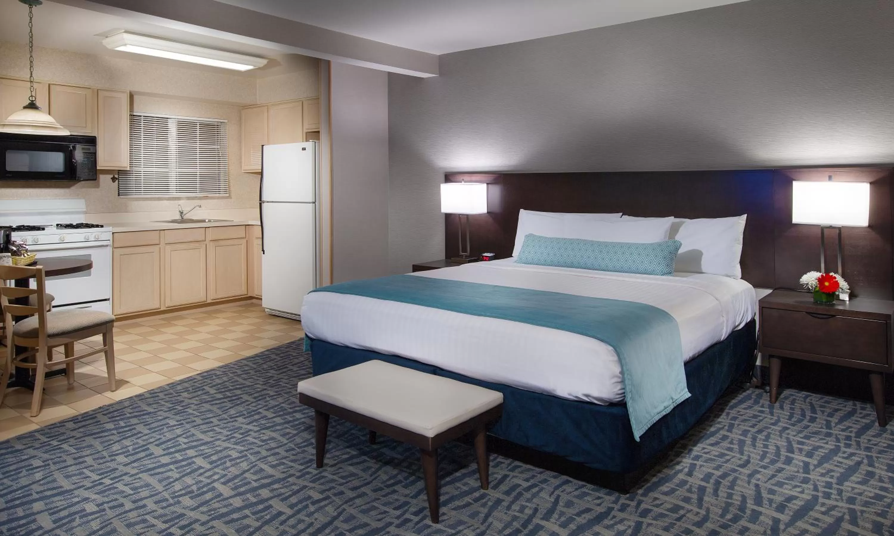 Kitchen or kitchenette, Bed in Safari Inn Burbank-Universal, a Coast Hotel