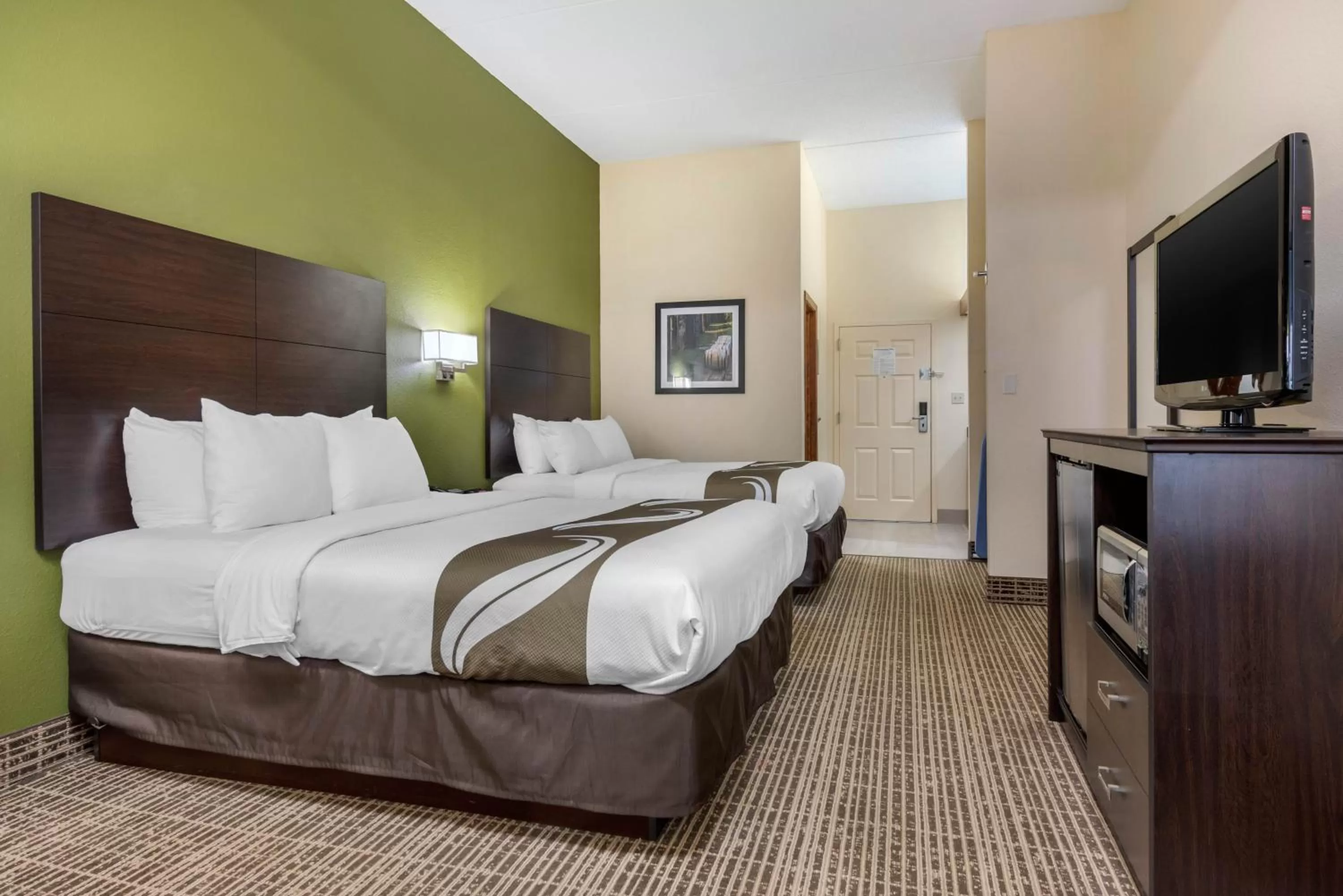 Bed in Quality Inn Louisville