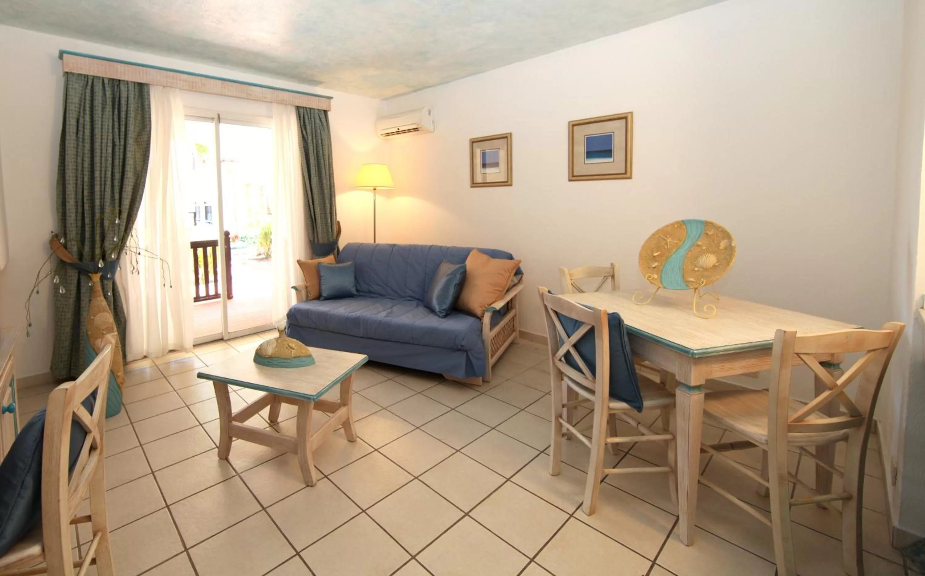 Living room, Seating Area in Northshore Seaside Suites