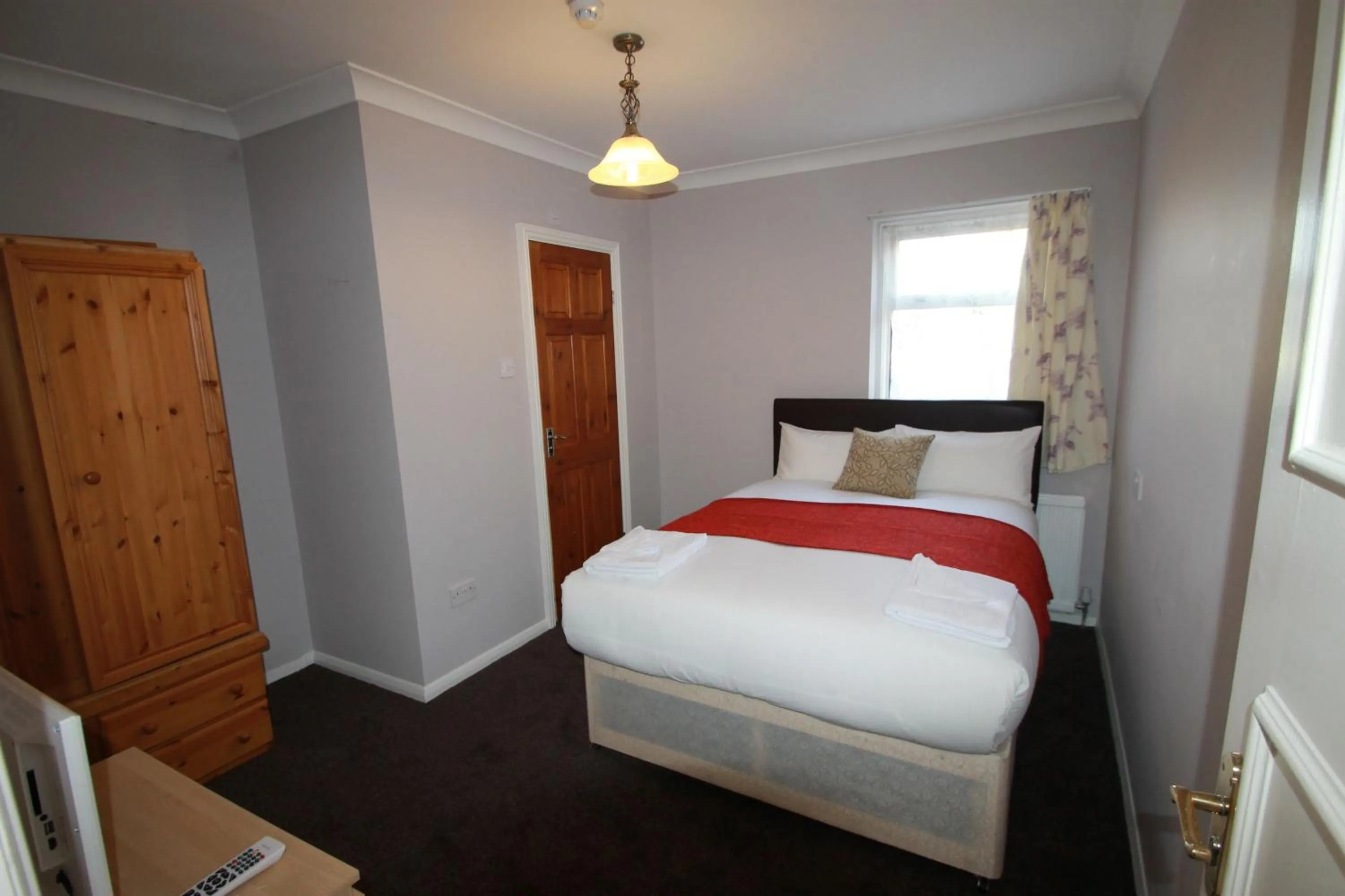 Photo of the whole room, Bed in Manor House London