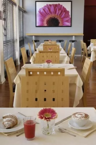 Restaurant/places to eat in Executive Hotel