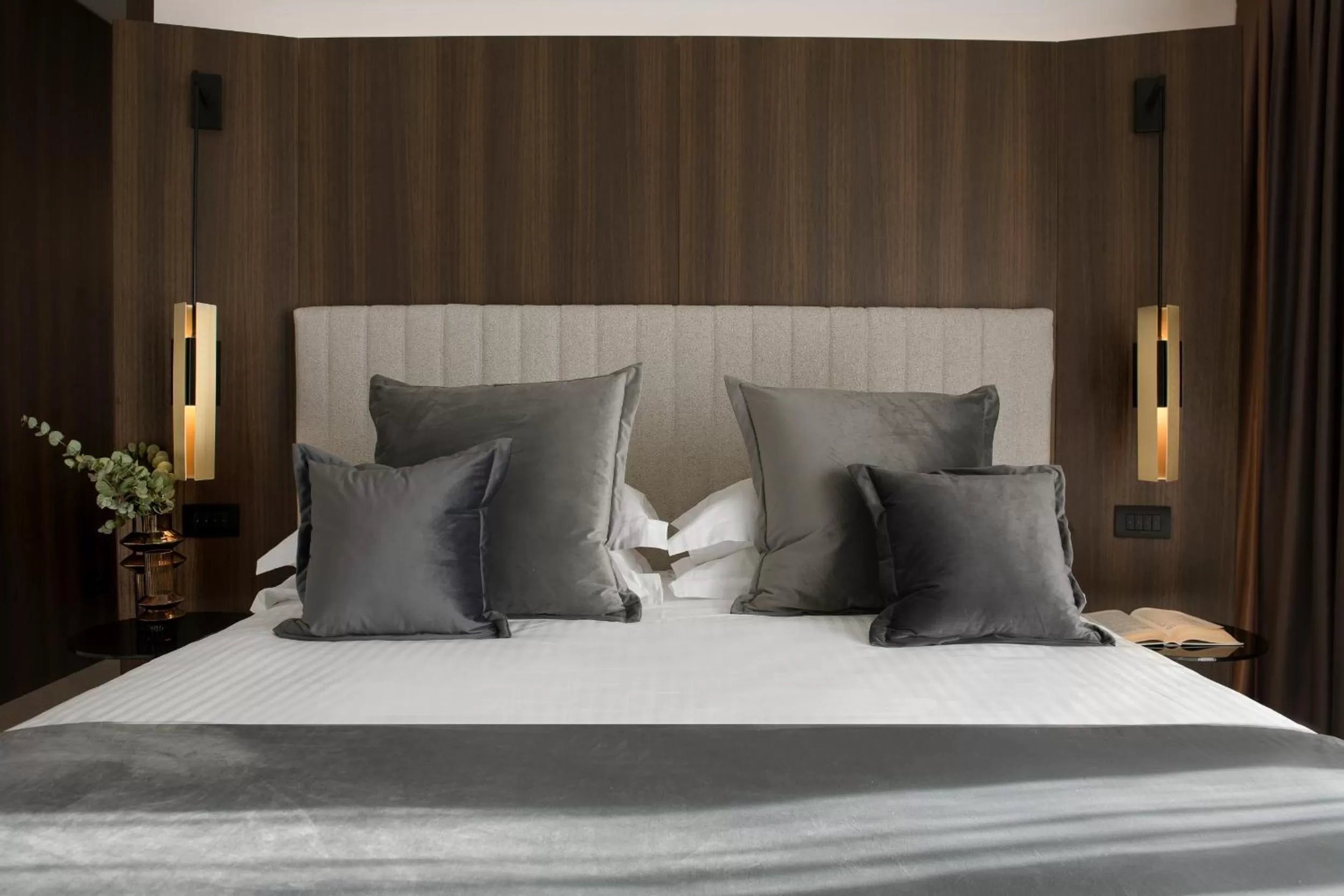 Hot Tub, Bed in We Me Suite Hotel