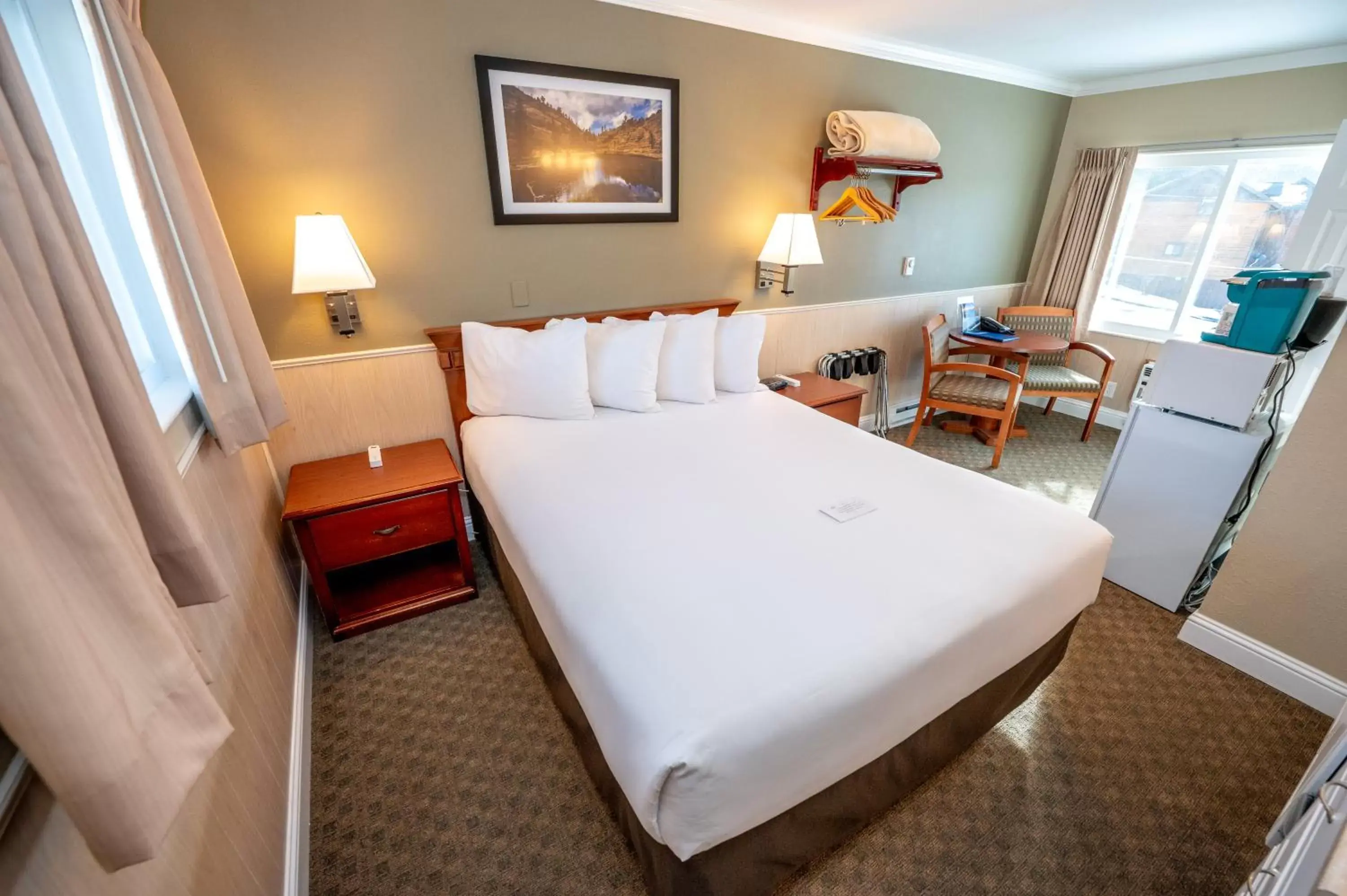 Basic Queen Room in Blue Door Inn Basic Queen Room in Blue Door Inn